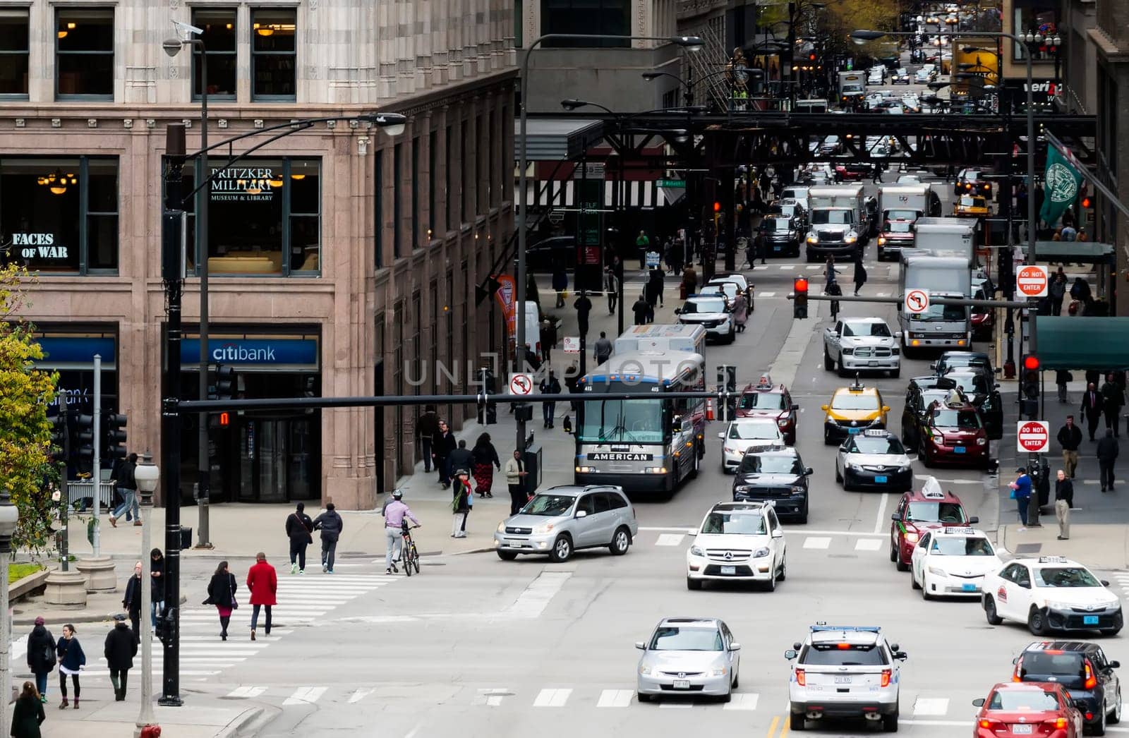 Chicago, IL, USA, October 2016: Monroe Street at the intersection with Michigan Avenue in rush hour in the financial district of Chicago