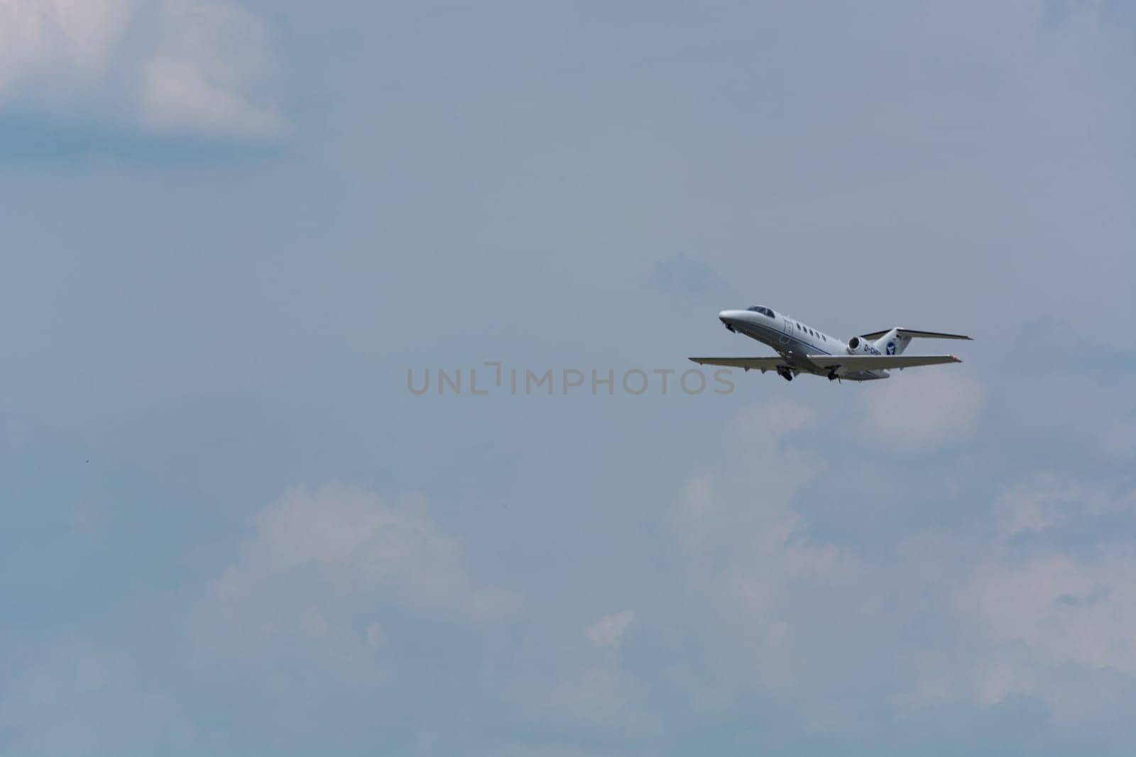 DUESSELDORF, NRW, GERMANY - JUNE 18, 2019:.Business Jet landet am internationalen Flughafen Düsseldorf.