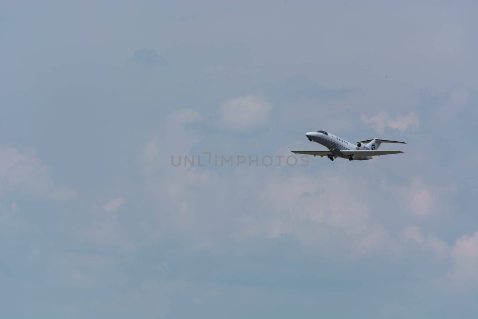 DUESSELDORF, NRW, GERMANY - JUNE 18, 2019:.Business Jet landet am internationalen Flughafen Düsseldorf.