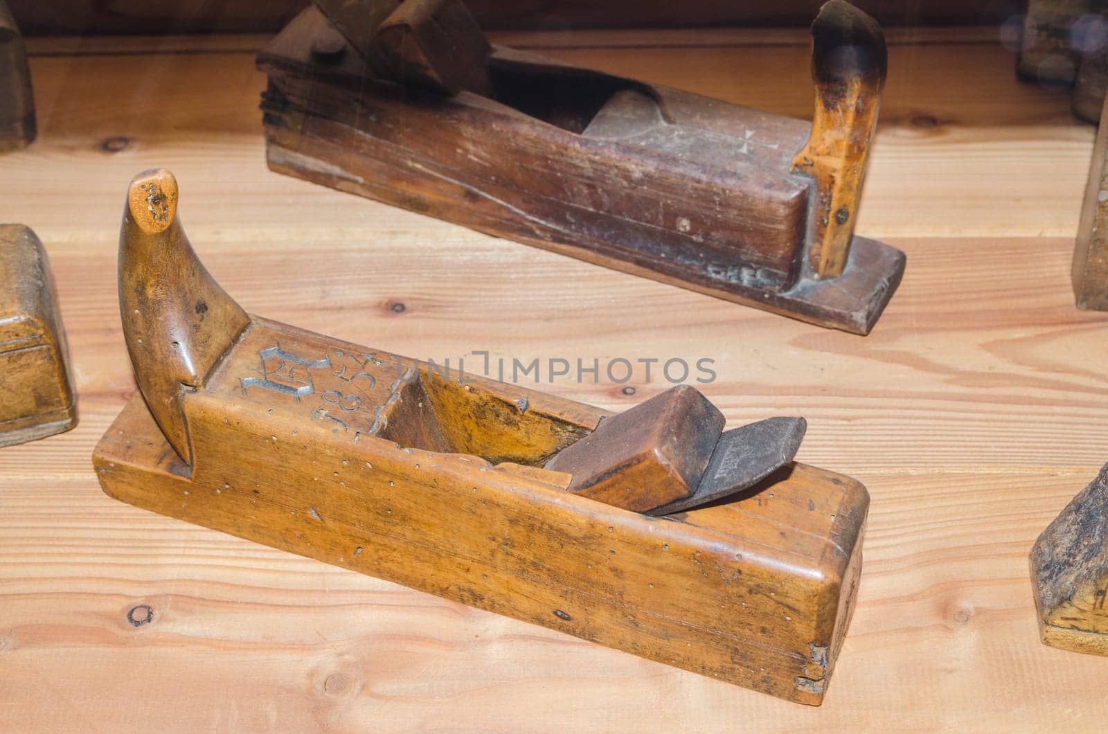 Wood planing tool to customize and beautify wood