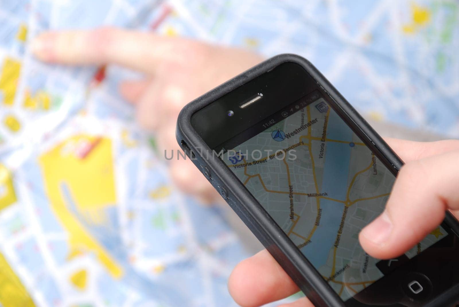 Is a street map or an application app on a smartphone better? Route finding on your mobile phone in London,UK.