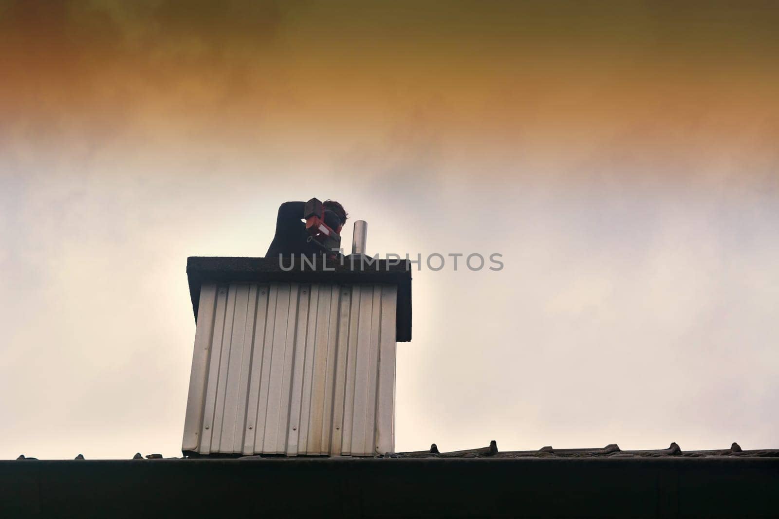 Chimney is renovated and renovated by inserting a plastic pipe or stainless steel pipe in the chimney.