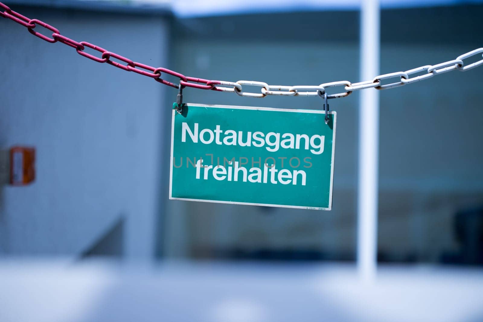 Green emergency exit plate, “Notausgang freihalten”, german