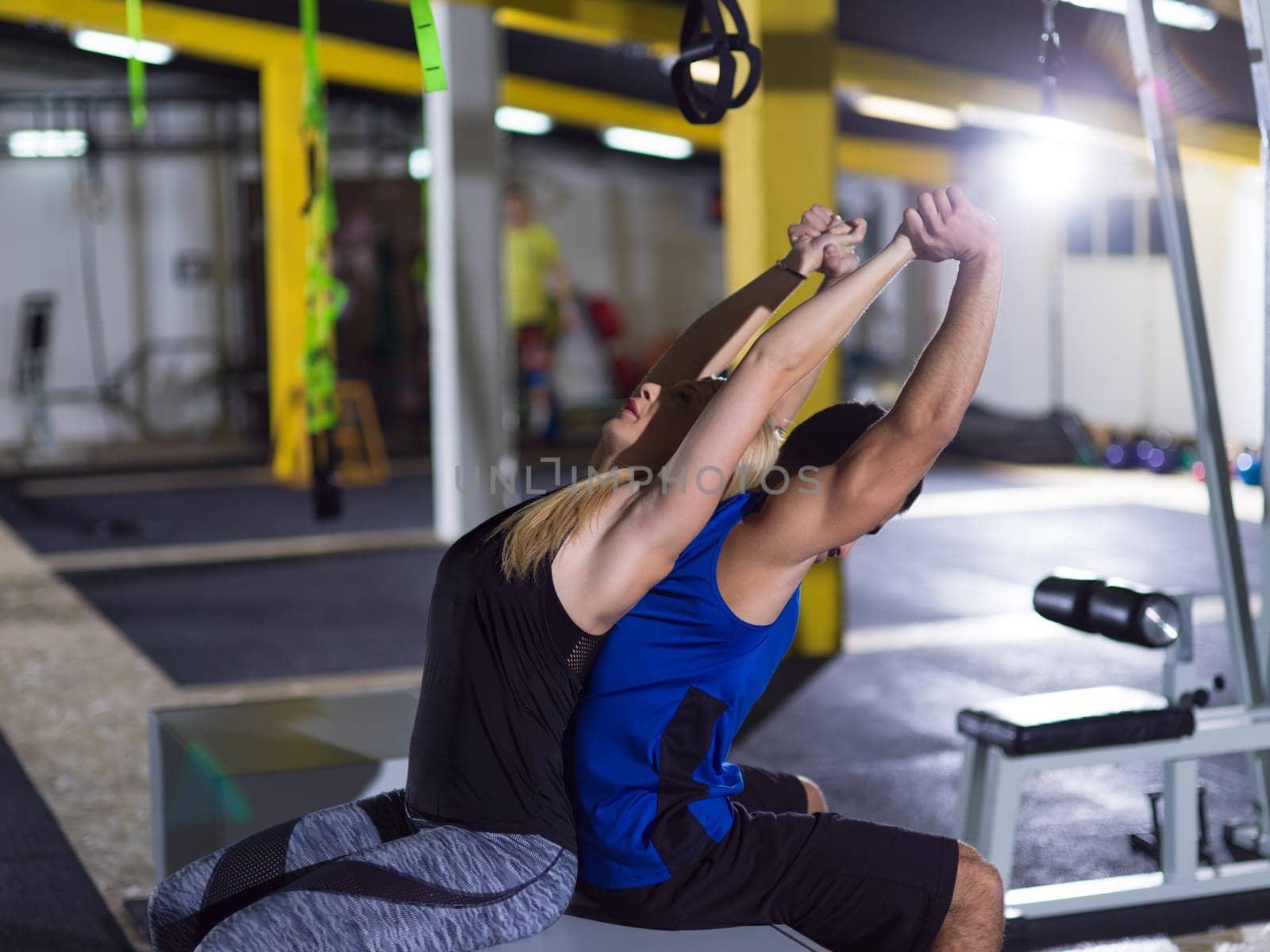 young couple athletes working out their arms using boxes at crossfitness gym