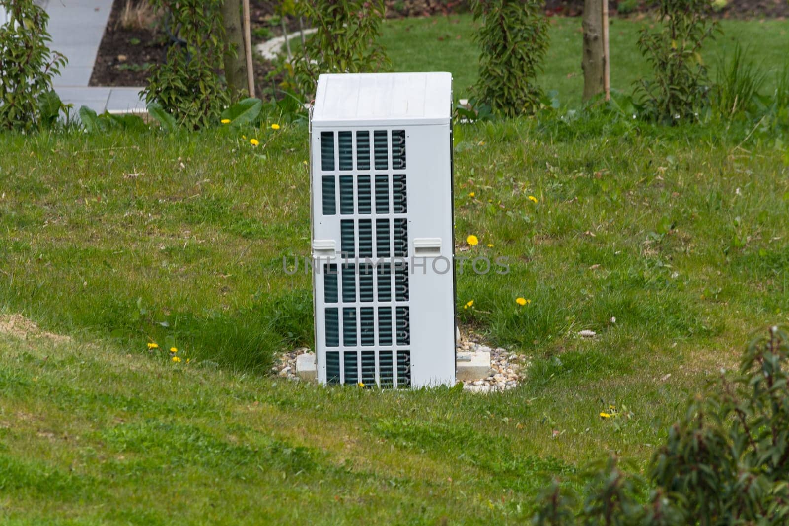 Air heat pump for heating and air conditioning unit for air conditioning of a house
