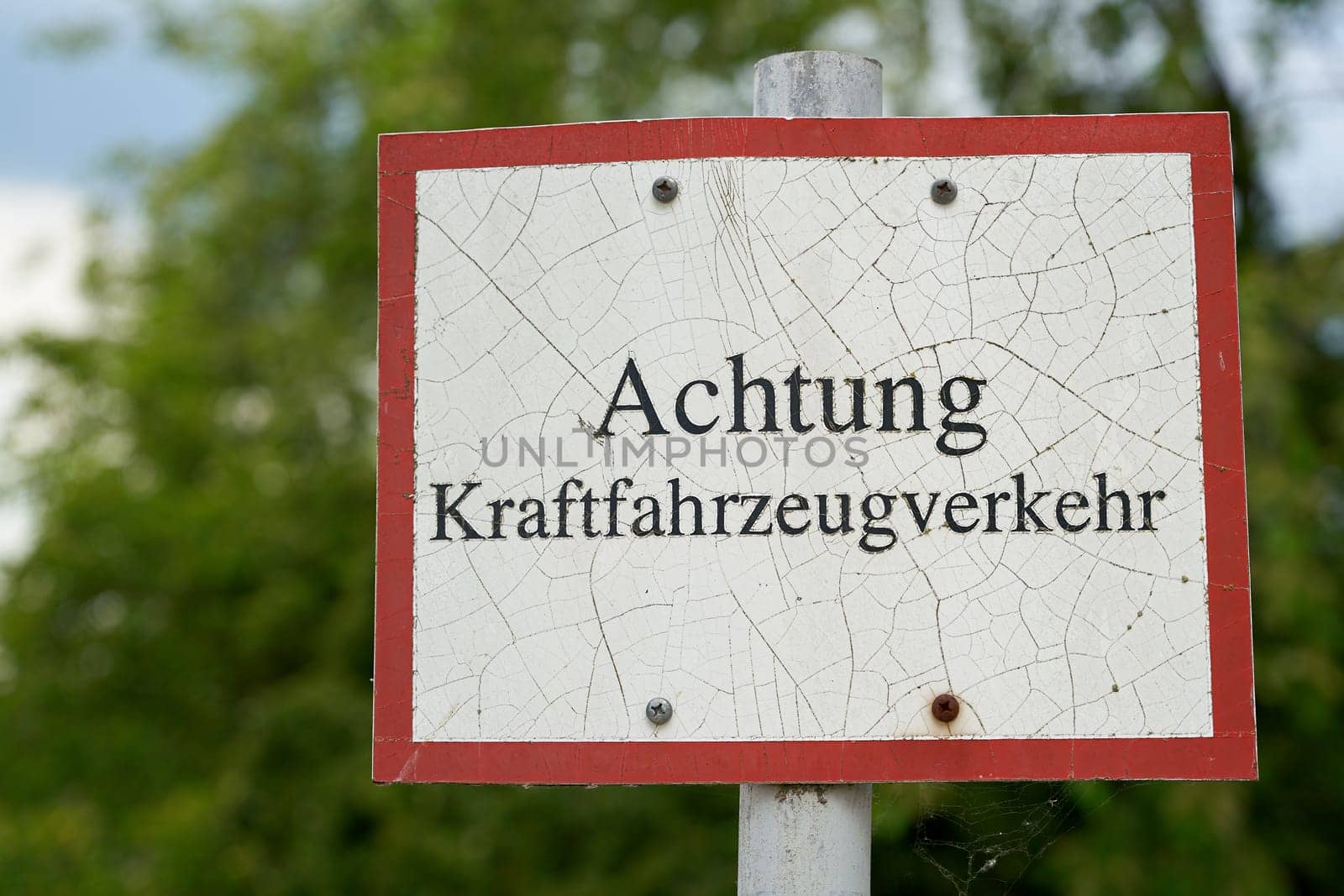 Sign with the inscription Attention motor vehicle traffic (Achtung Kraftfahrzeugverkehr) on a campsite in Germany