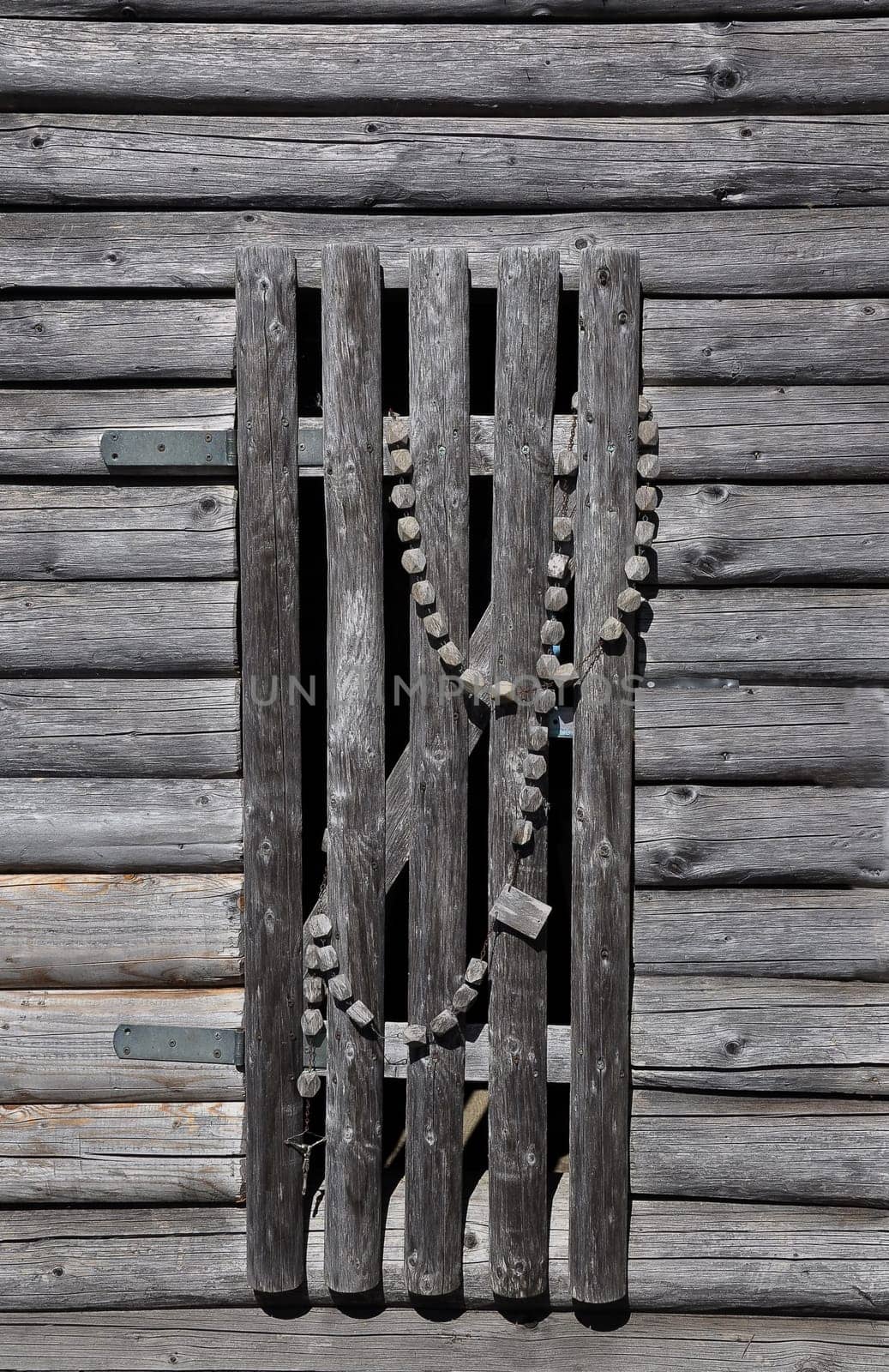 Wooden rosary on the chapel on the Wagensonnriegel in the Bavarian Forest