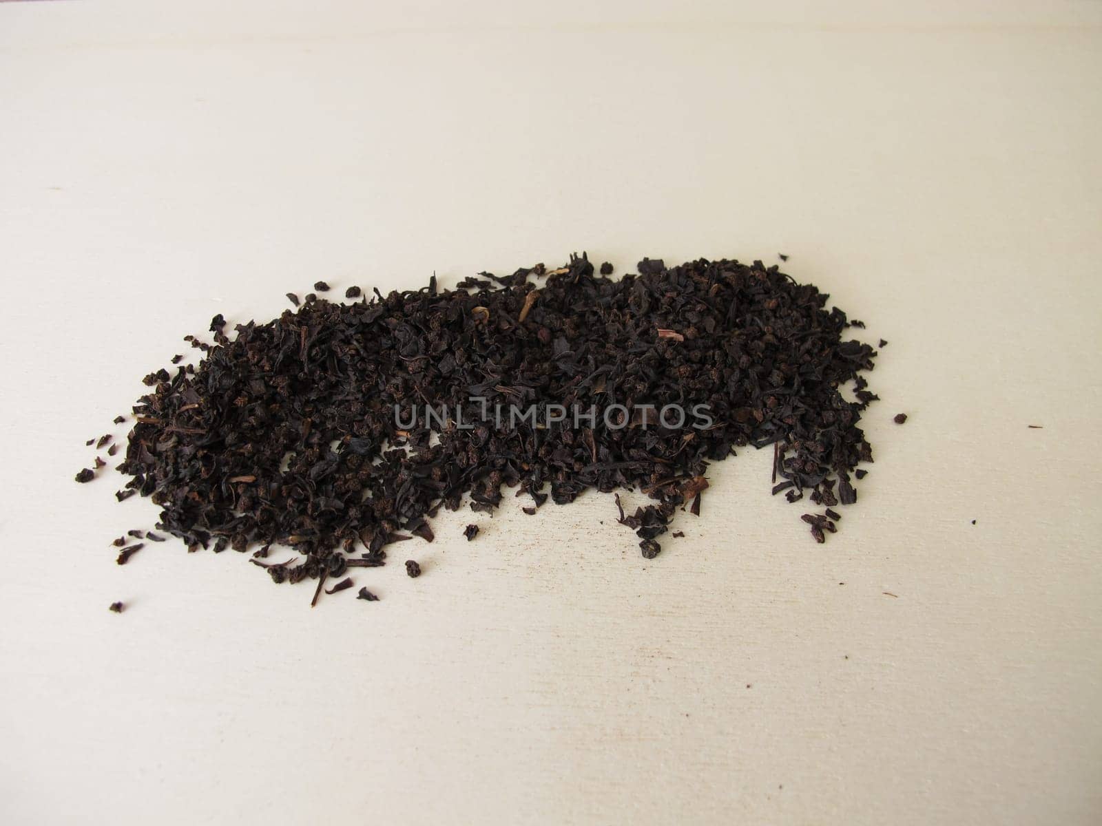 Loose broken black tea on a wooden board