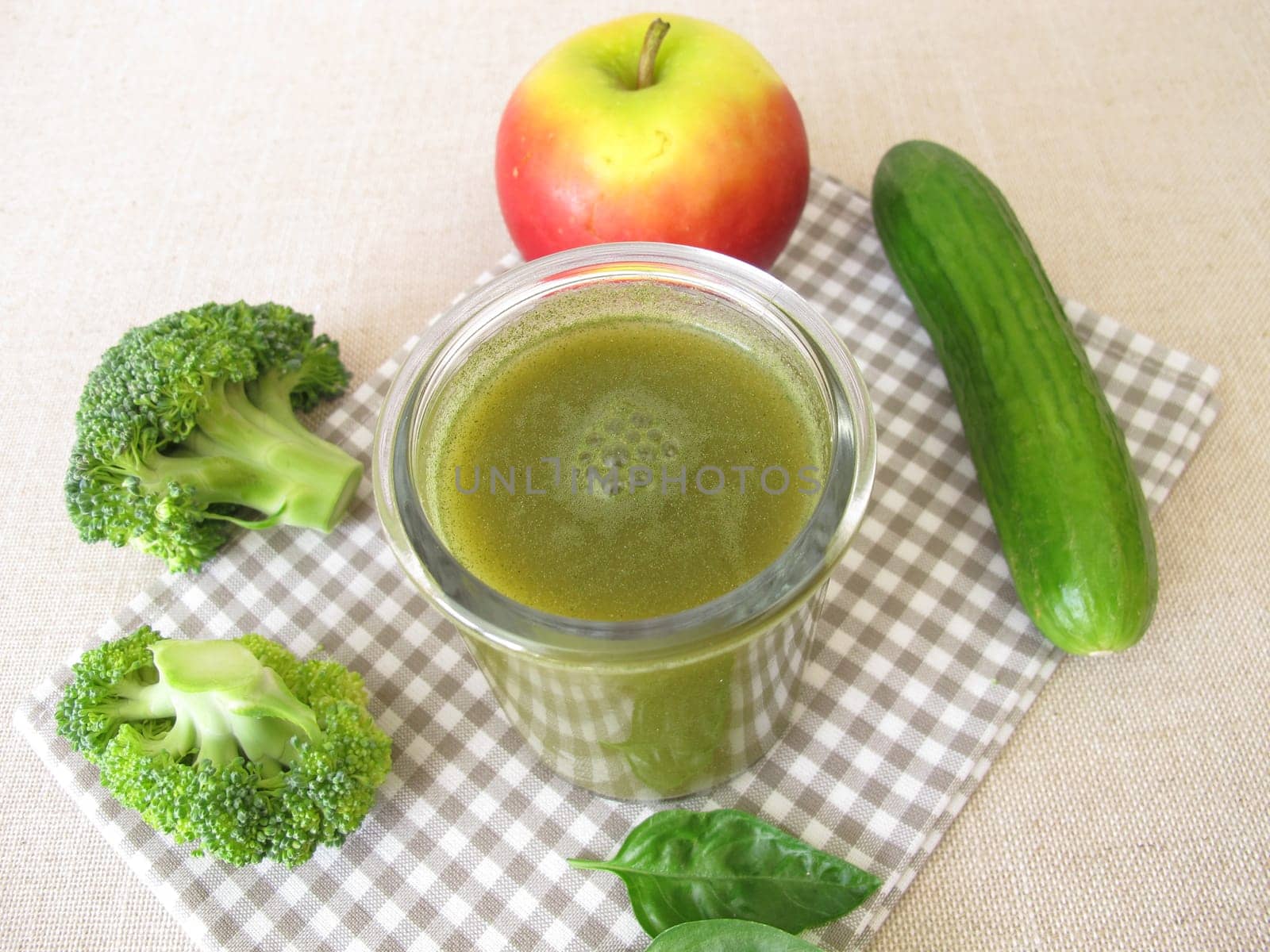 Green smoothie with broccoli, cucumber and apple
