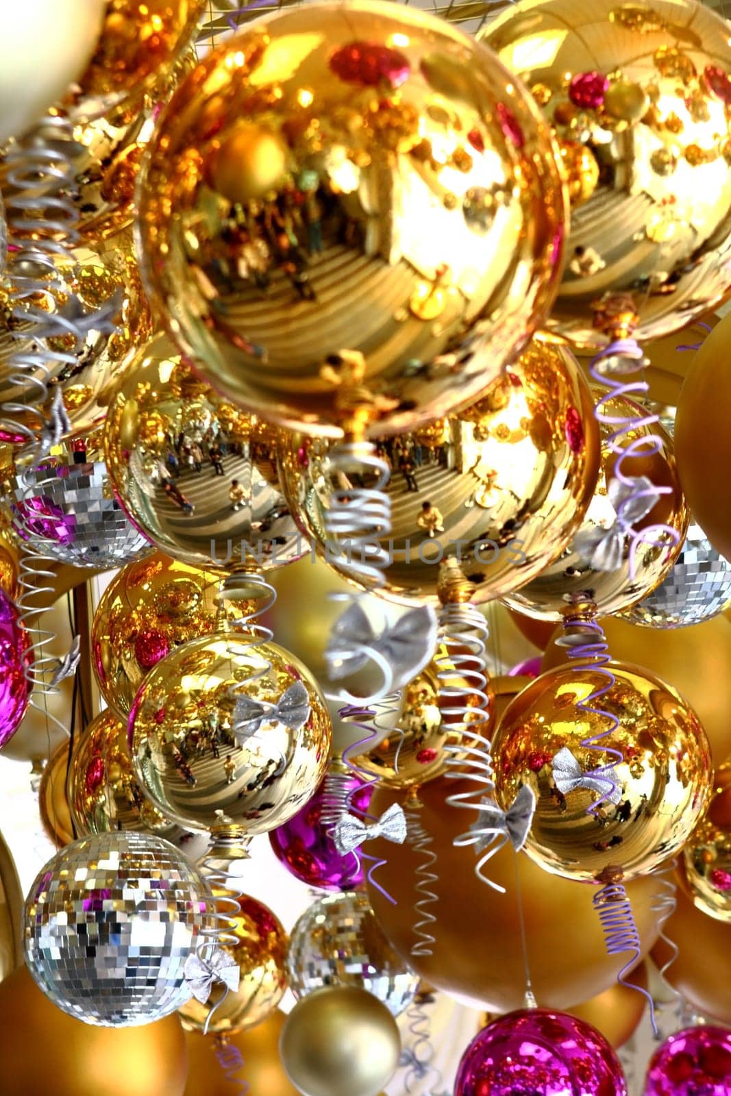 Many christmas balls in different color.