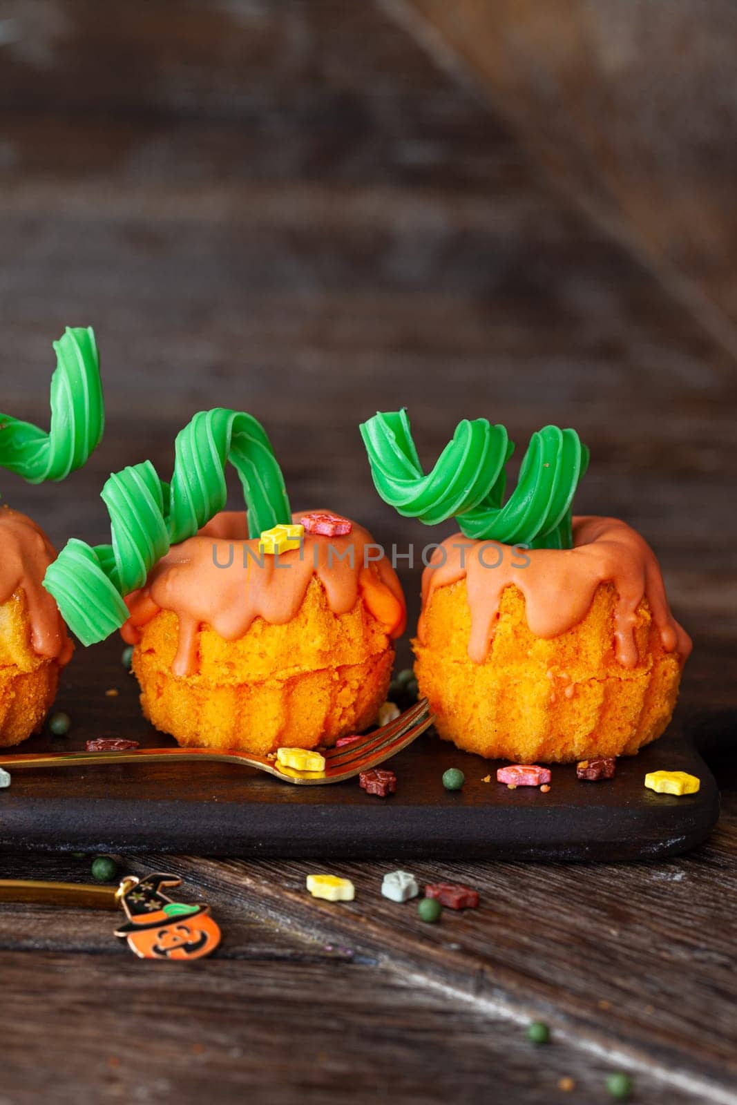 Little pumpkin cakes, mini bundt cake for Halloween
