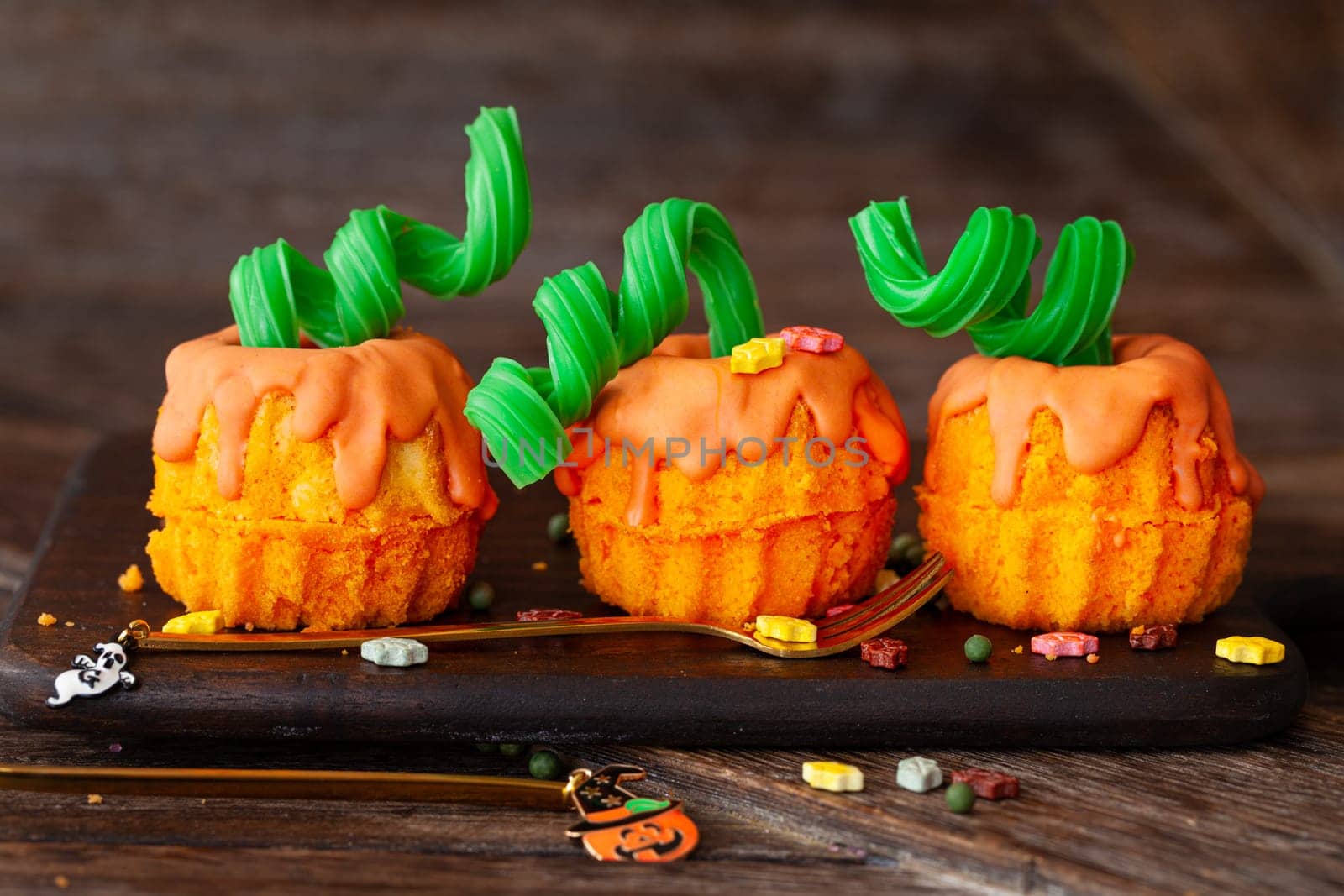 Little pumpkin cakes, mini bundt cake for Halloween