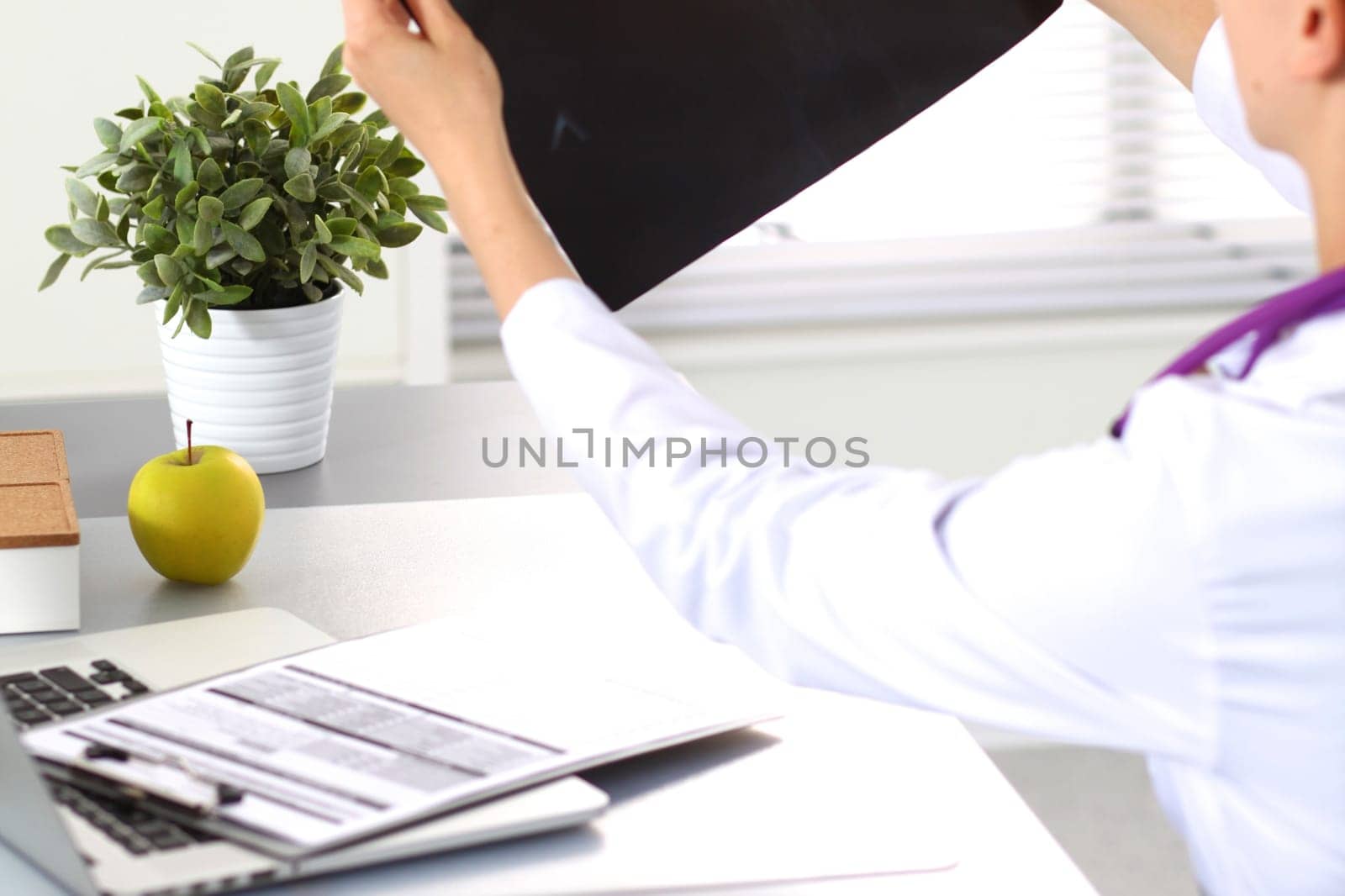 Professional doctor working in hospital office or clinic with other doctors, nurse and surgeon. Medical technology research institute and doctor staff service ... Ver más