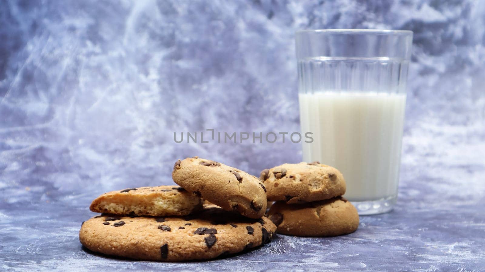 American gluten free chocolate chip cookies with glass glass of vegetable milk on gray background. Chocolate chip cookies. Sweet pastries, dessert. Culinary background. Copy space