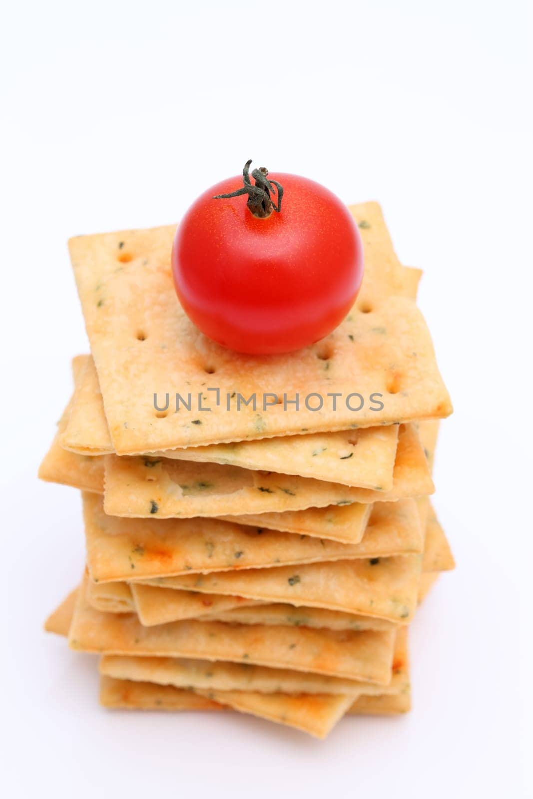 Vegetable salty crackers with tomato