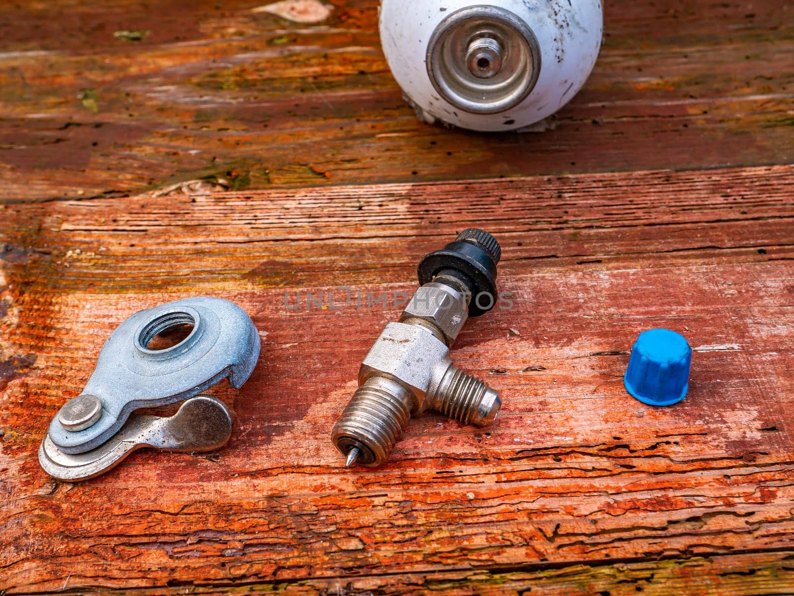Freon cylinder needle valve for refrigerator repair. Needle valve for gas cylinder. Filling the refrigerator with freon. Filling the air conditioner with freon. Air conditioner repair. Work tool.
