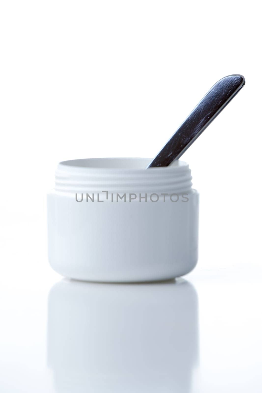 Cream can with spatula