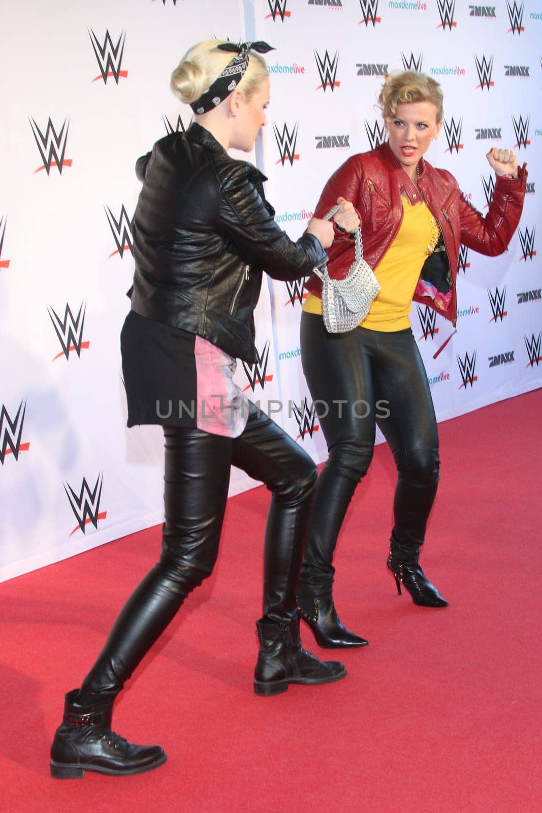 Sarah Knappik,Eva Habermann,WWE Live,O2 World Hamburg,15.04.2015