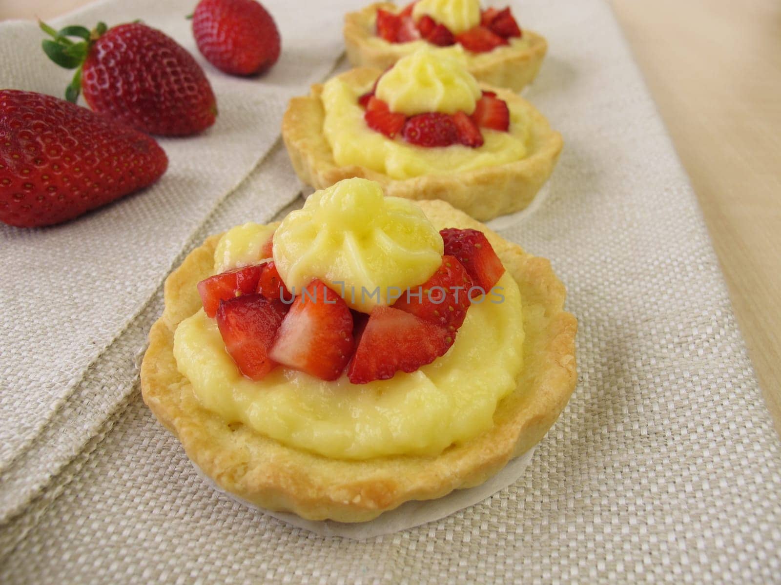 Pudding Tatelettes with strawberries