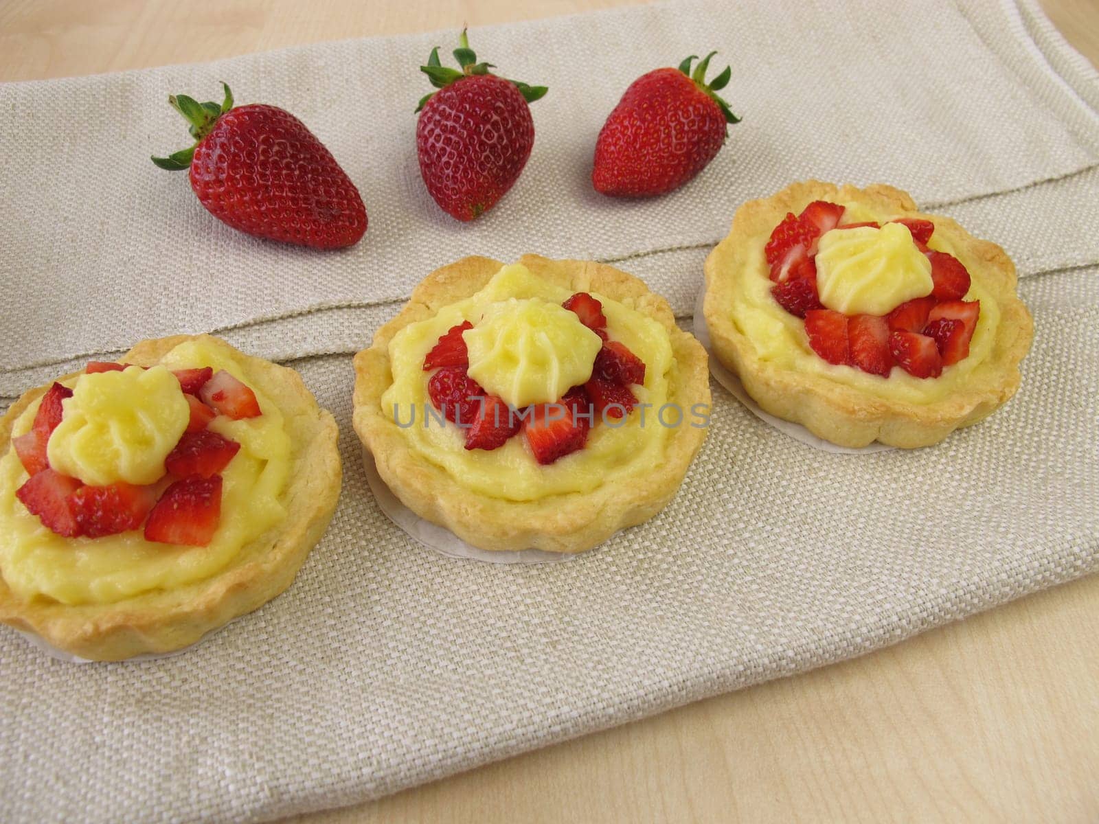 Pudding Tatelettes with strawberries