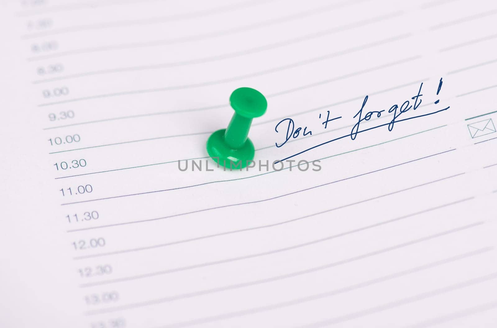 The words don´t forget are standing on a calender page, green pin needle