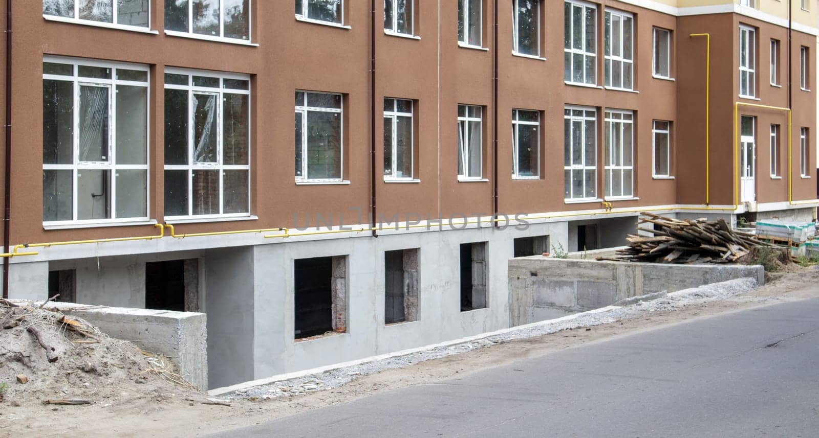 Commercial space for a shop or salon. Construction primarily for shops, offices and commercial premises. Sale and rental of real estate in a reference building. The apartment is on the first floor