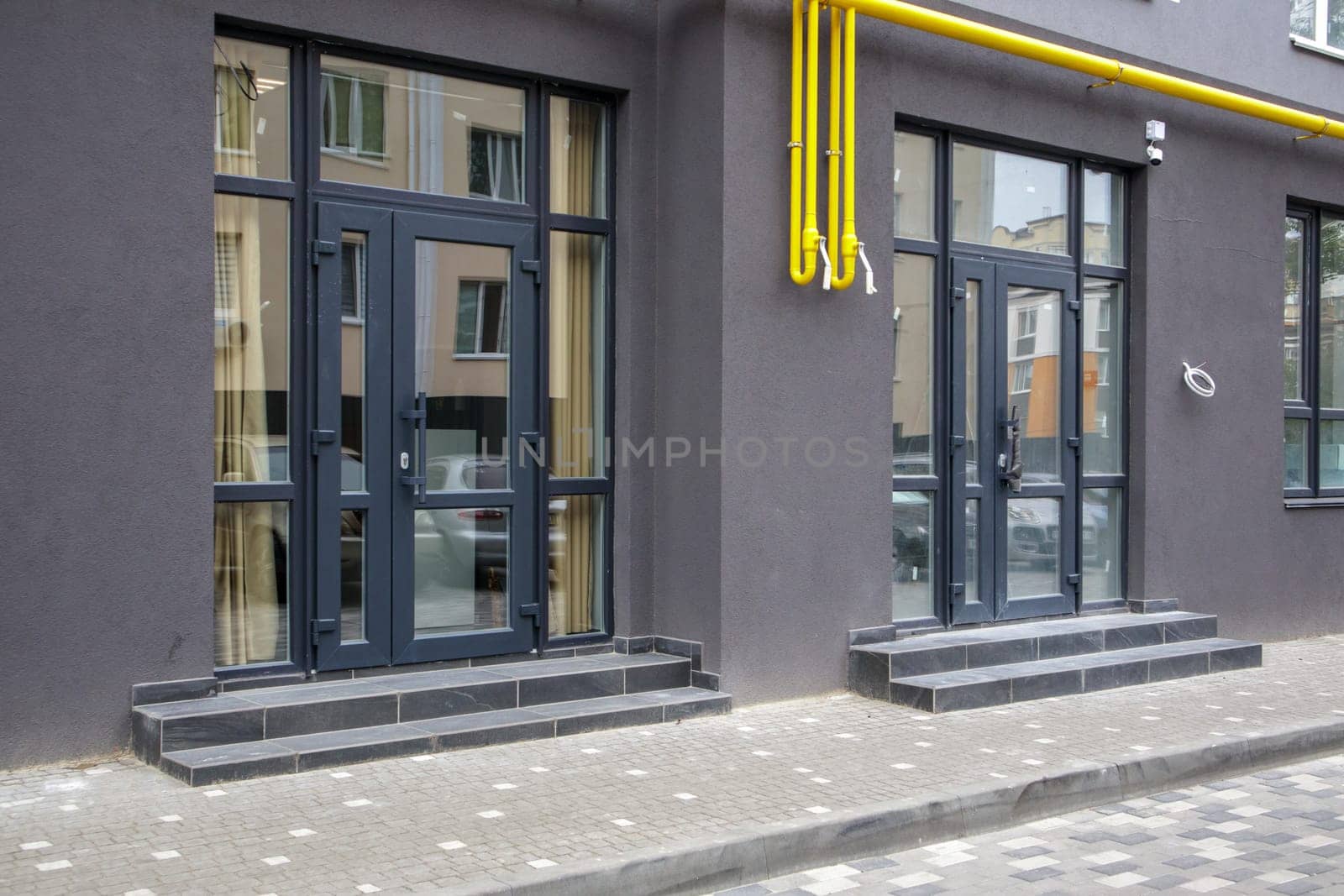 Commercial space for a shop or salon. Construction primarily for shops, offices and commercial premises. Sale and rental of real estate in a reference building. The apartment is on the first floor