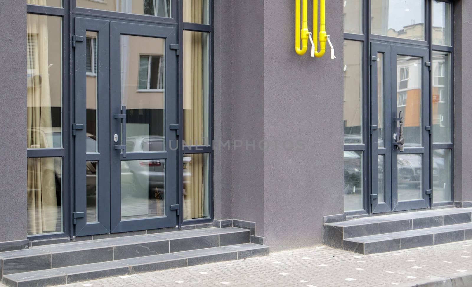 Commercial space for a shop or salon. Construction primarily for shops, offices and commercial premises. Sale and rental of real estate in a reference building. The apartment is on the first floor
