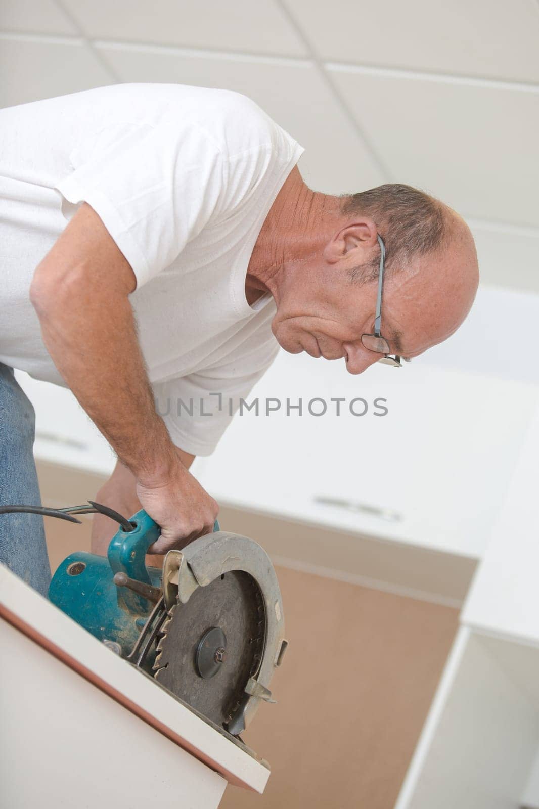Carpenter using a circular saw