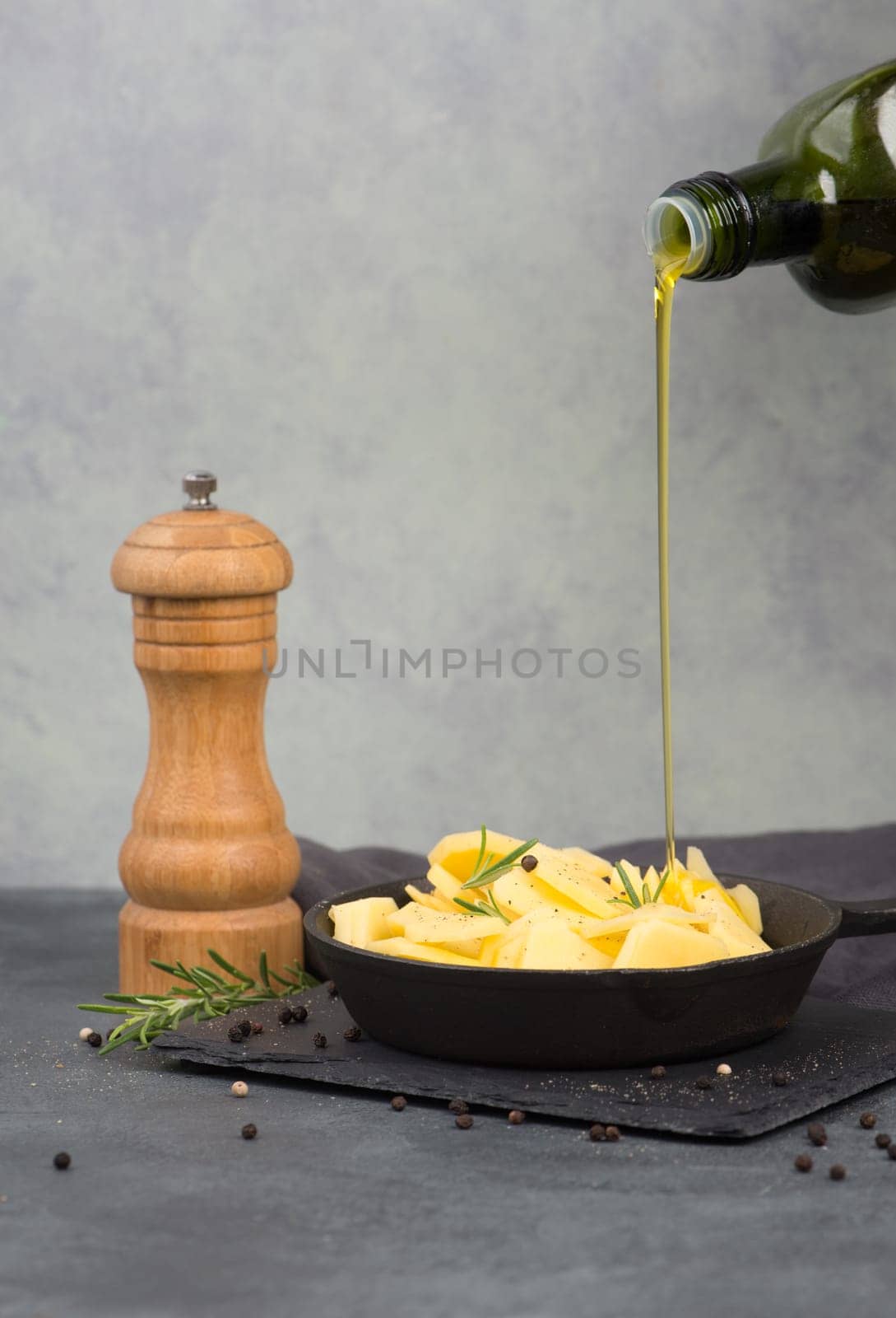 Potatoes in a pan with rosmarine, pepper and olive oil