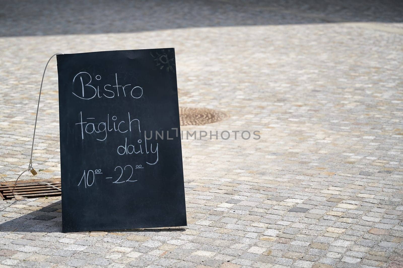 Sign in Berlin with the inscription Bistro open daily from 10:00 to 22:00