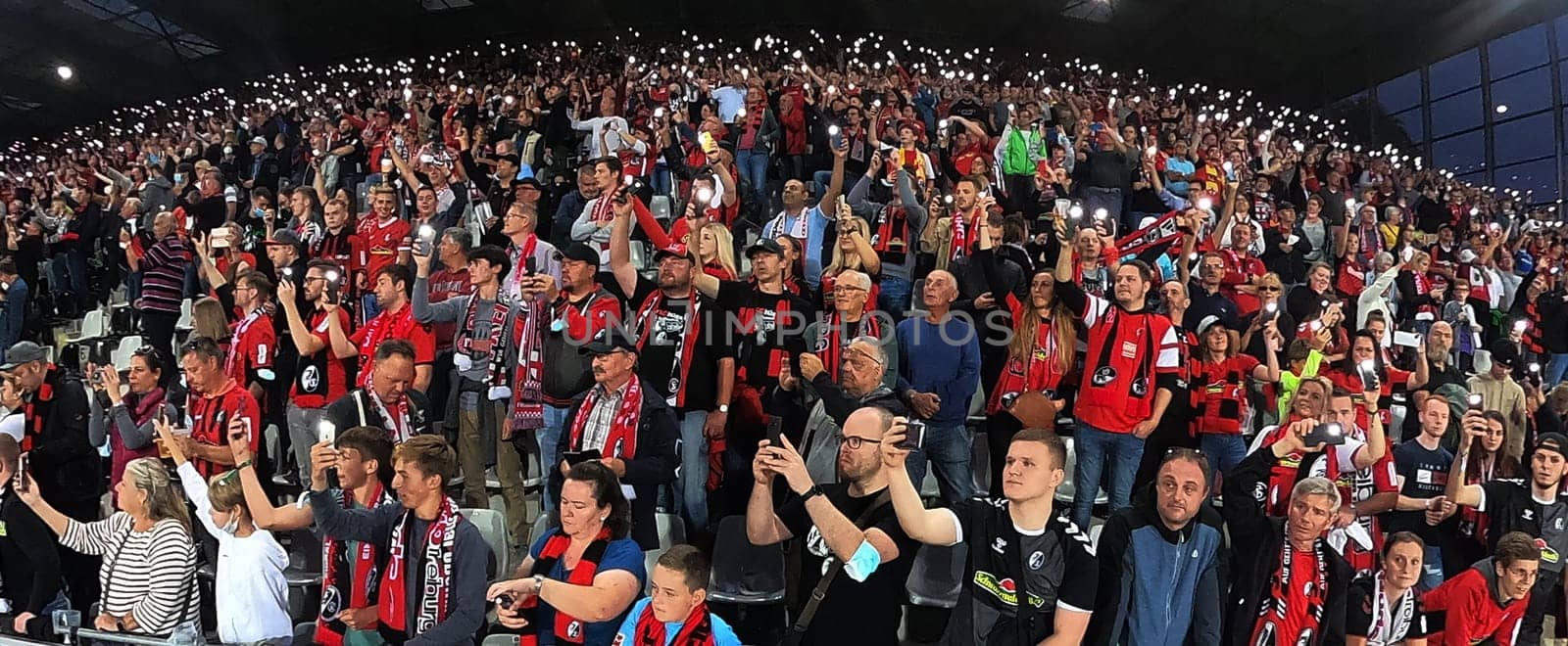 Christmas mood in late summer: As a farewell,thousands of smartphones of the Fas lit up the wide circle of the Dreisamstadion of Freiburg after the game of the .1. FBL: 21-22: 6. Sptg. SC Freiburg vs FC Augsburg.. DFL REGULATIONS PROHIBIT ANY USE OF PHOTOGRAPHS AS IMAGE SEQUENCES AND/OR QUASI-VIDEONann.. Photo: Joachim Hahne/johapress