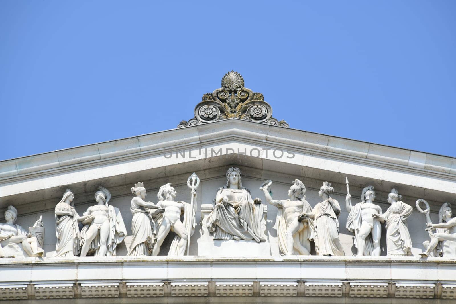 The Walhalla memorial in Donaustauf near Regensburg was inaugurated in 1842. The fully plastic gable field shows scenes from the battle in the Teutoburg Forest with Teutons and Romans.