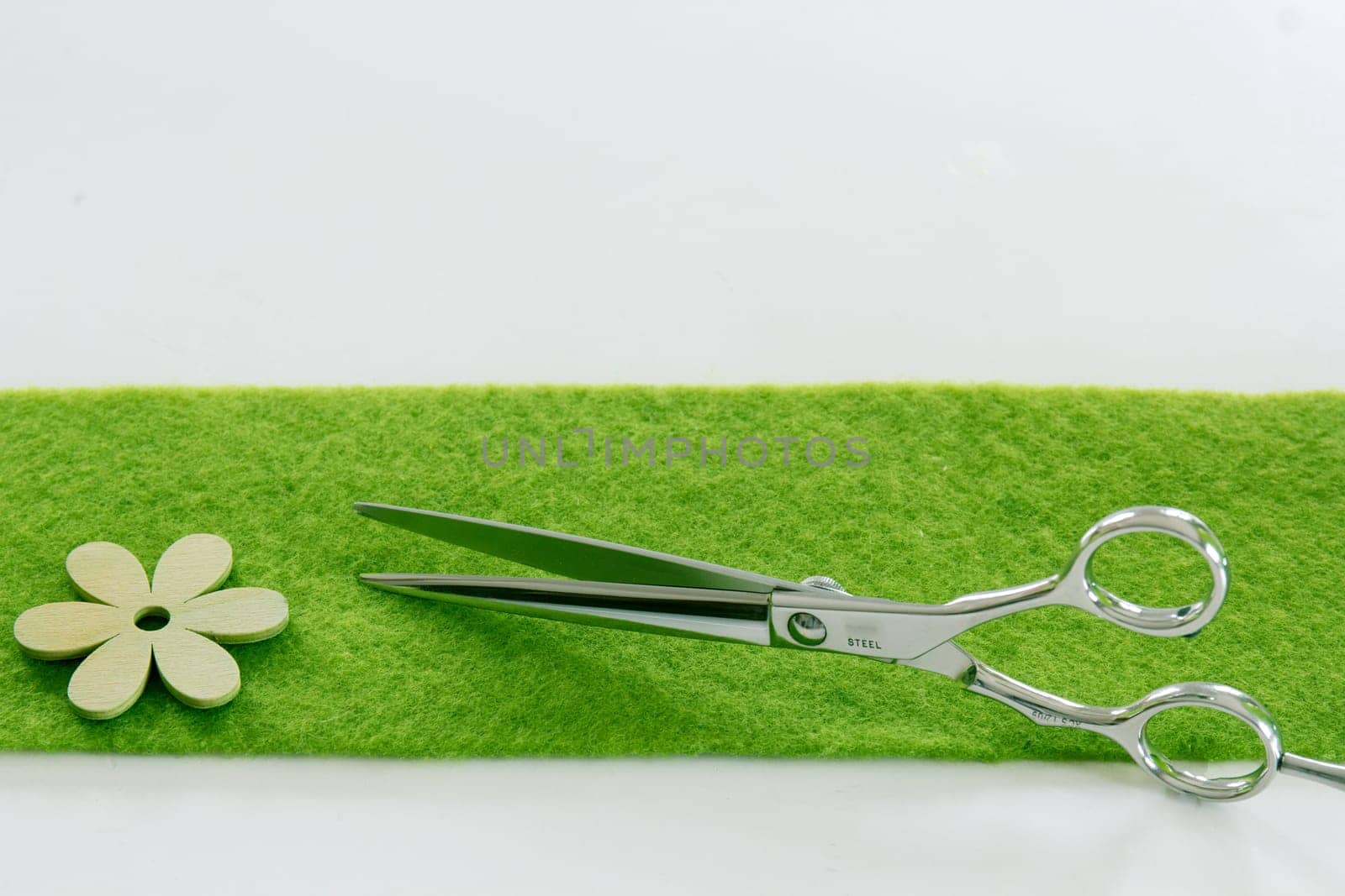 Sleek scissors