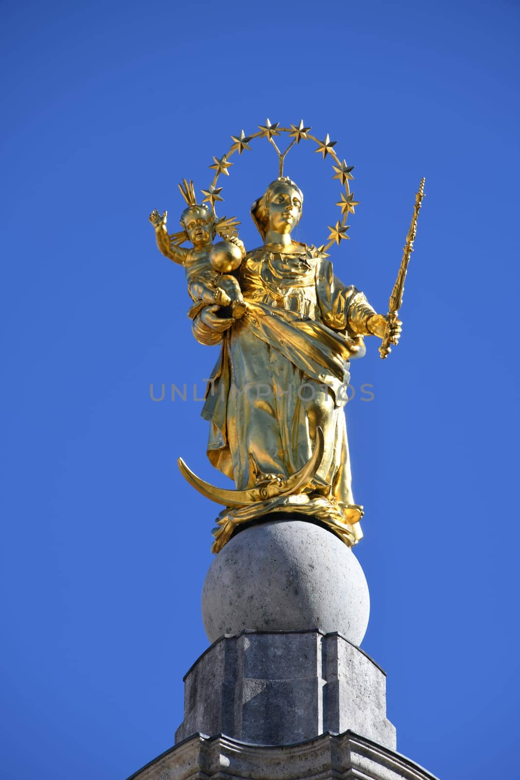 The Marienbrunnen on Residenzplatz in Eichstätt was built in the Baroque style between 1777 and 1780. The figure of the Holy Mother of God stands on the pillar of the well.