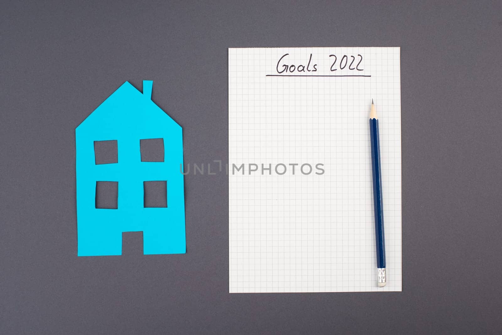 Empty paper, pen, house, goals for 2022, making plans, home buyer, concept