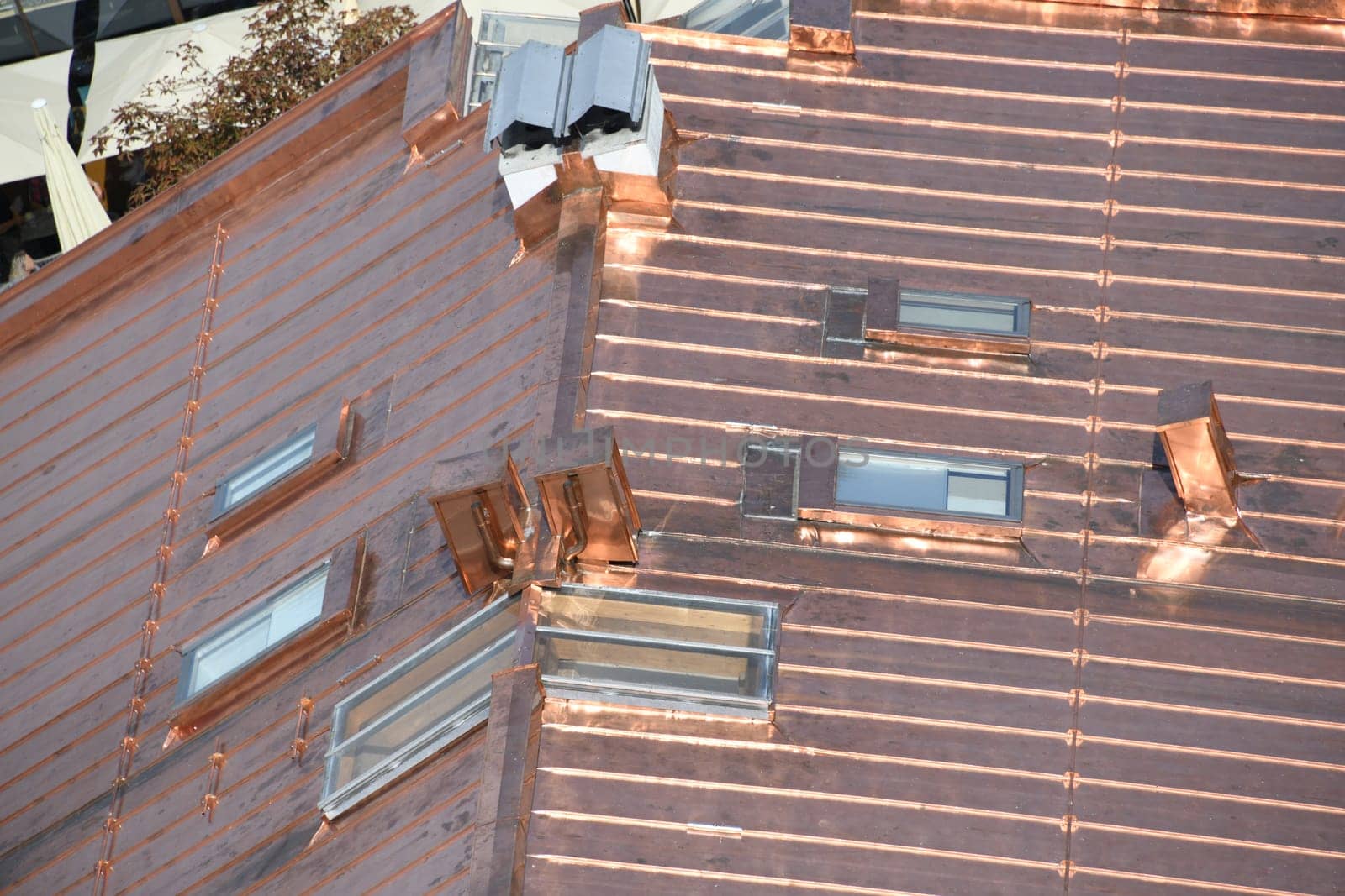 Because the durable copper sheet is soft and therefore easily deformable,it is suitable for many roof shapes,such as here for a gable roof. When the copper roof is new,it shines.