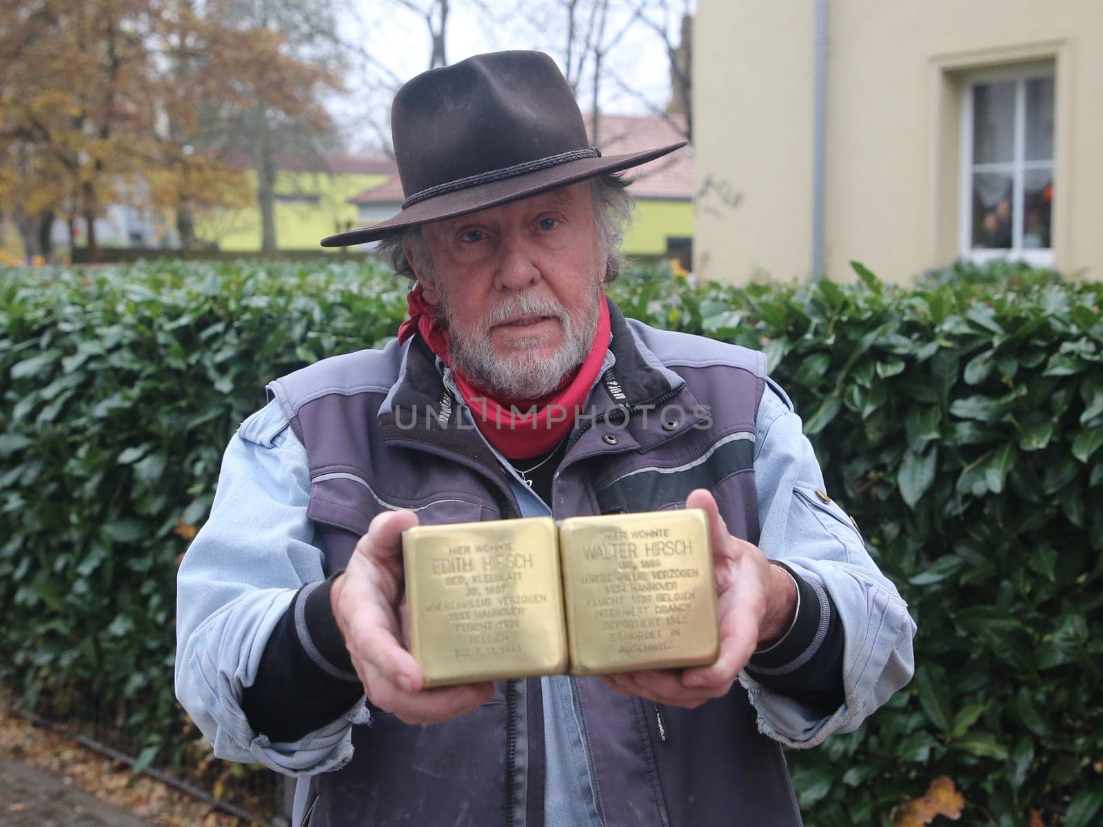 Künstler Gunter Demnig mit Stolpersteine Aktion 12.11.2021 in Salzgitter