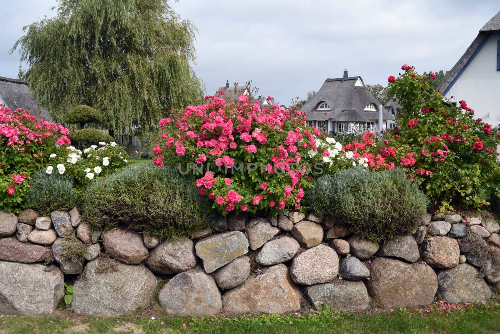 The Friesenwall is an alternative for those who want to border their property on the street side with boulders. The Friesenwall is an alternative for everyone who wants to limit their property to the street side with boulders.