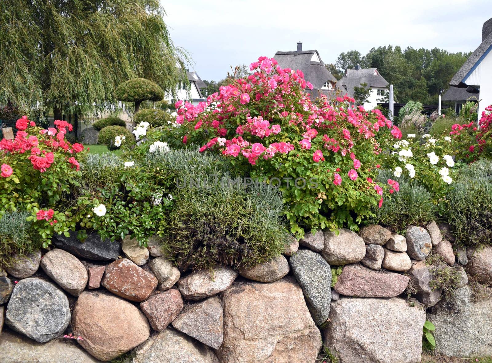 The Friesenwall is an alternative for those who want to border their property on the street side with boulders. The Friesenwall is an alternative for everyone who wants to limit their property to the street side with boulders.