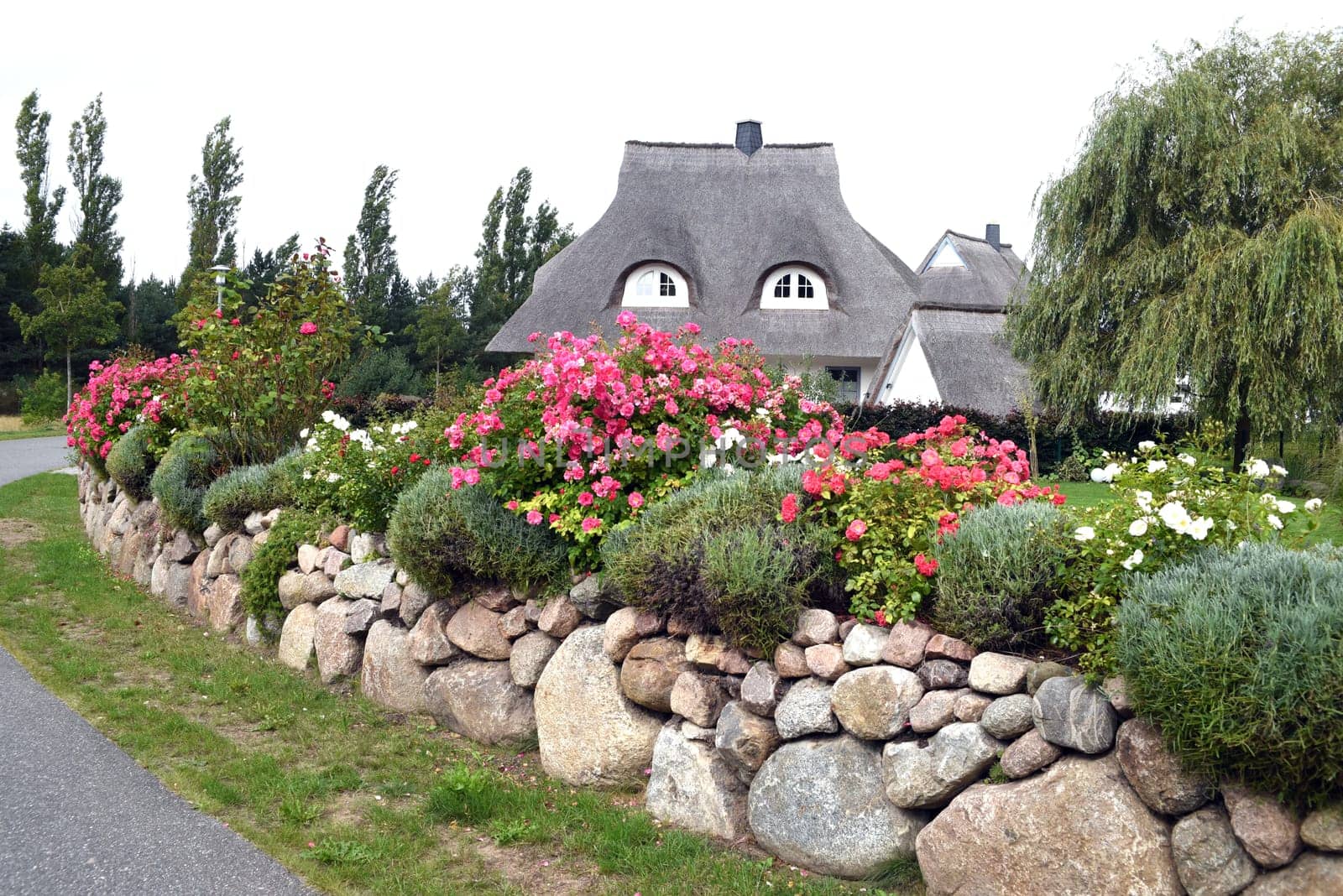 The Friesenwall is an alternative for those who want to border their property on the street side with boulders. The Friesenwall is an alternative for everyone who wants to limit their property to the street side with boulders.