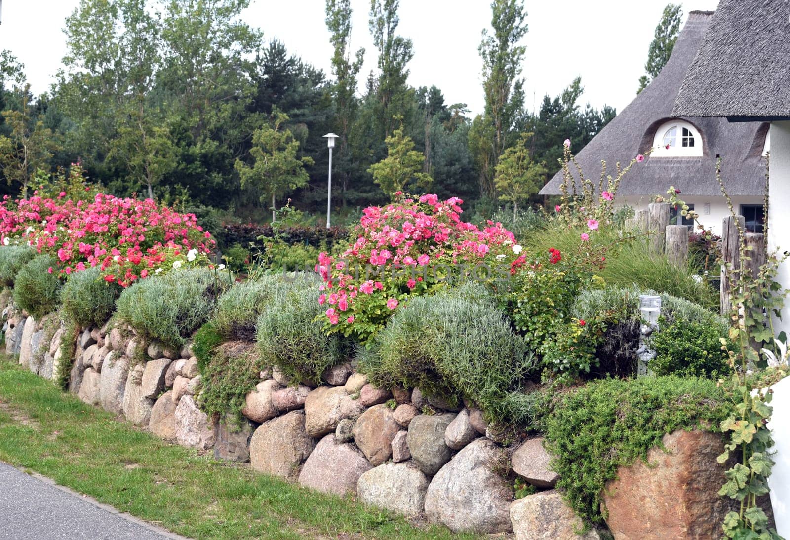 The Friesenwall is an alternative for those who want to border their property on the street side with boulders. The Friesenwall is an alternative for everyone who wants to limit their property to the street side with boulders.