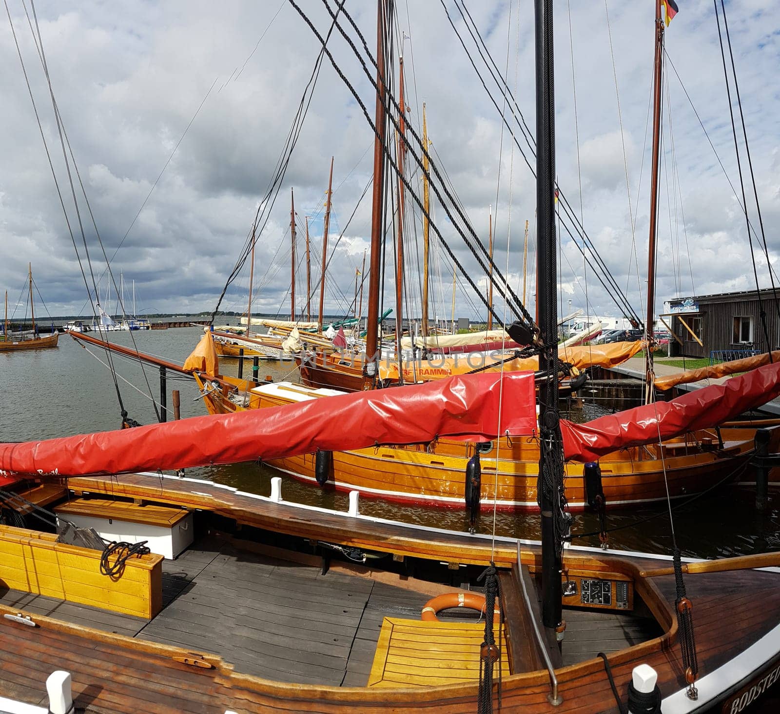 Zeesboote can still often be found in the Bodden landscape in Mecklenburg-Vorpommern. Zeesboats are still often found in the lagoon landscape in Mecklenburg-Western Pomerania.