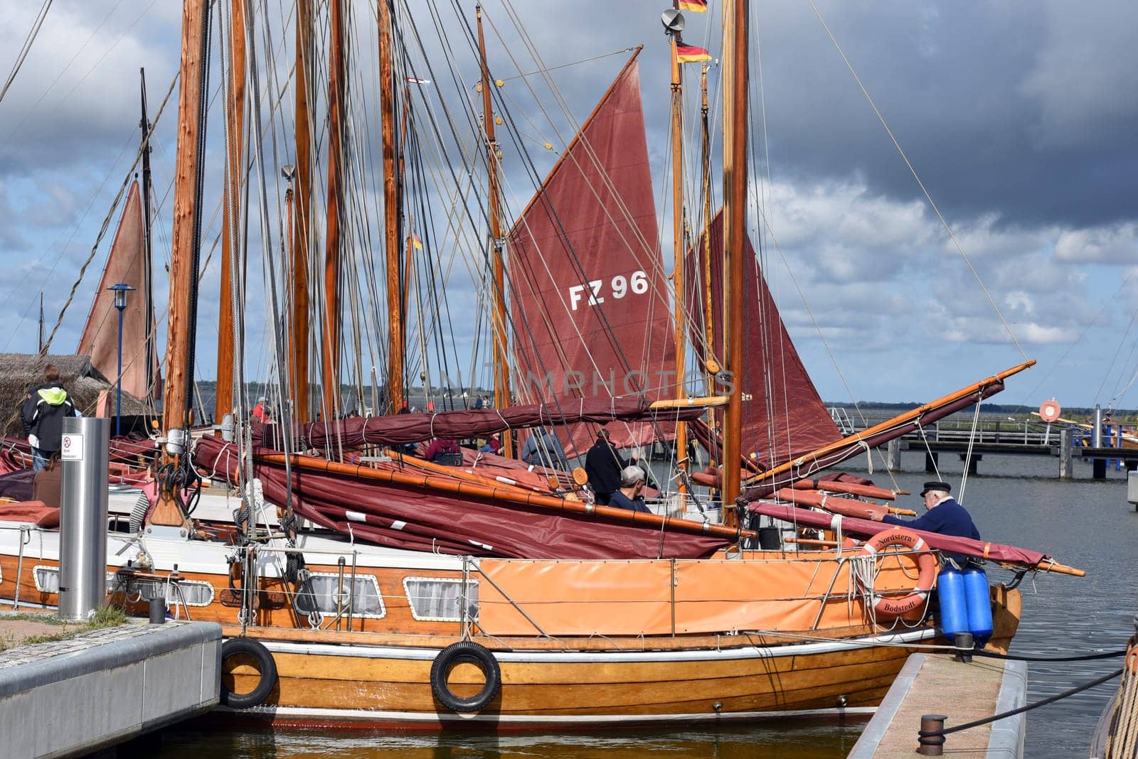 Zeesboote can still often be found in the Bodden landscape in Mecklenburg-Vorpommern. Zeesboats are still often found in the lagoon landscape in Mecklenburg-Western Pomerania.