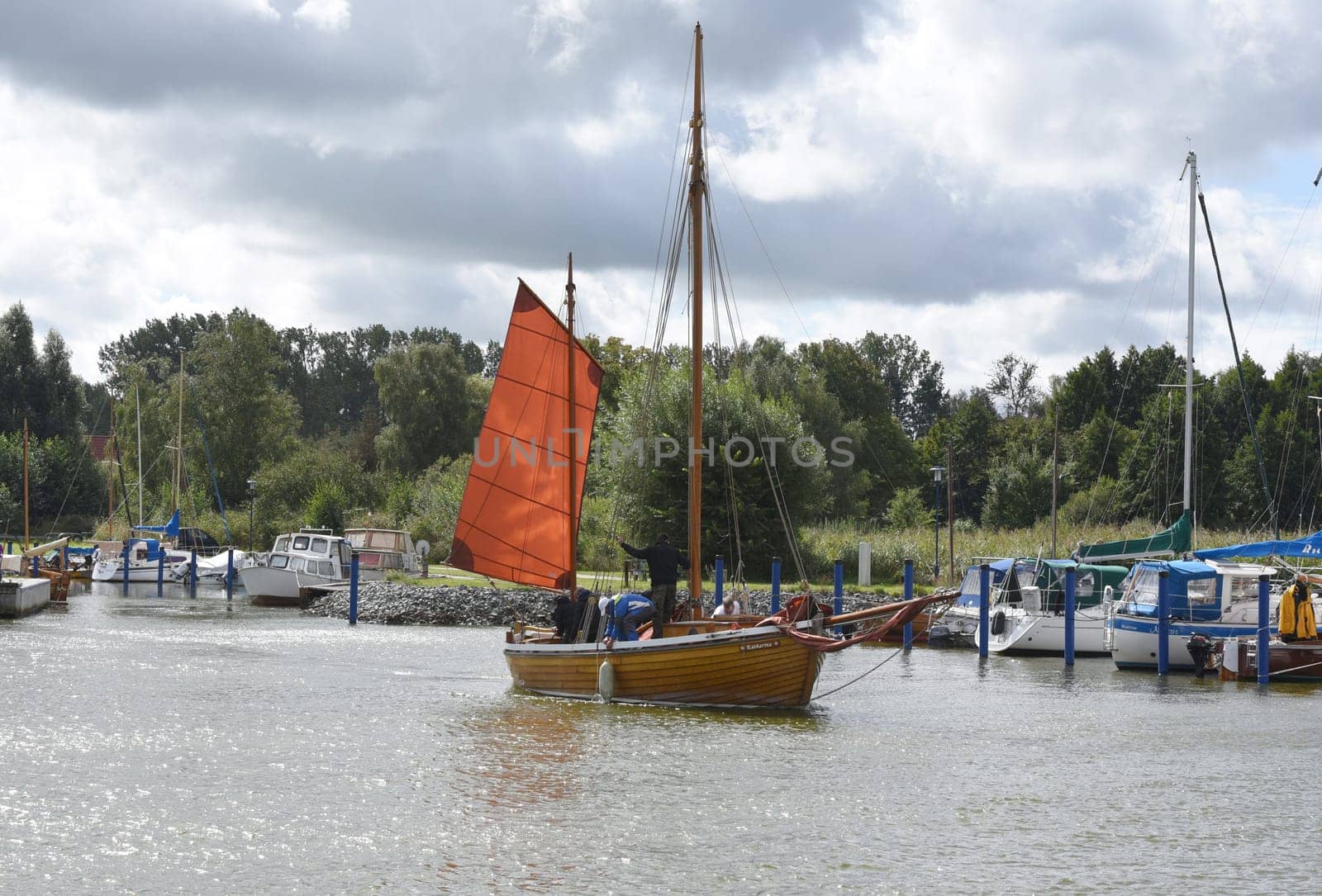Zeesboot regattas take place annually in the Boddenlandschaft in Mecklenburg-Vorpommern. Zeesboot regattas take place annually in the lagoon landscape in Mecklenburg-Western Pomerania.