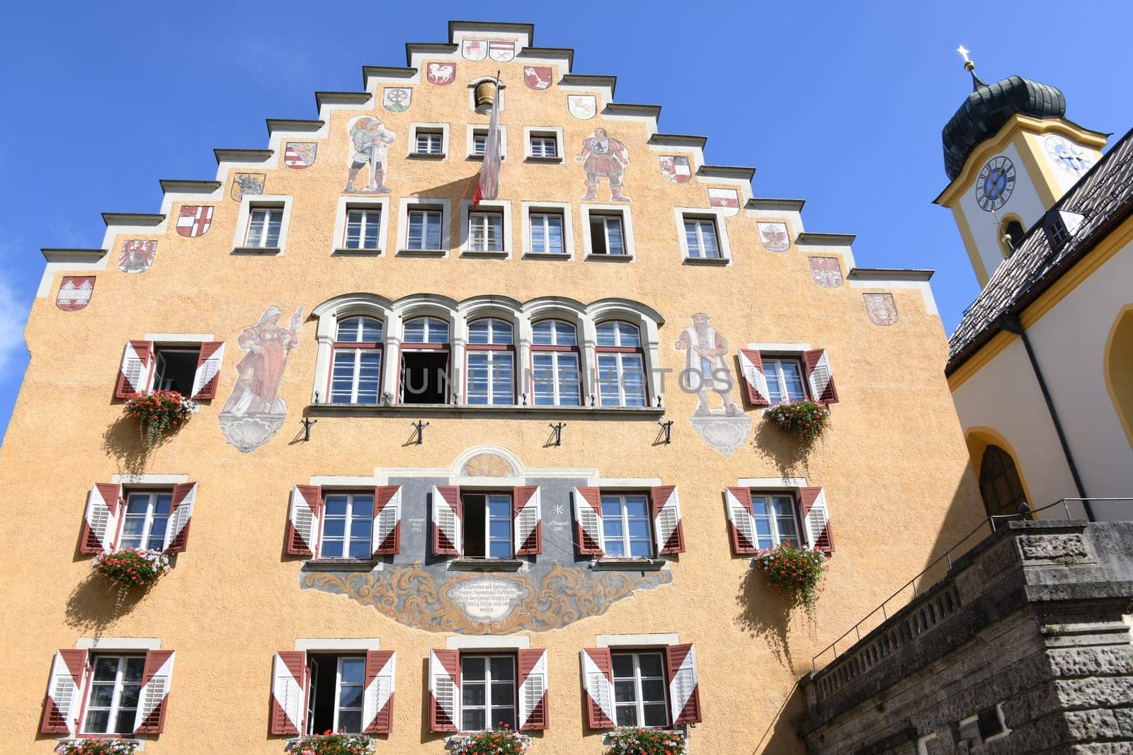 The town hall in Kufstein,Austria dates from the first half of the 16th century and has been preserved in its core. After a renovation,the stepped gable facade was created. The building is listed.
