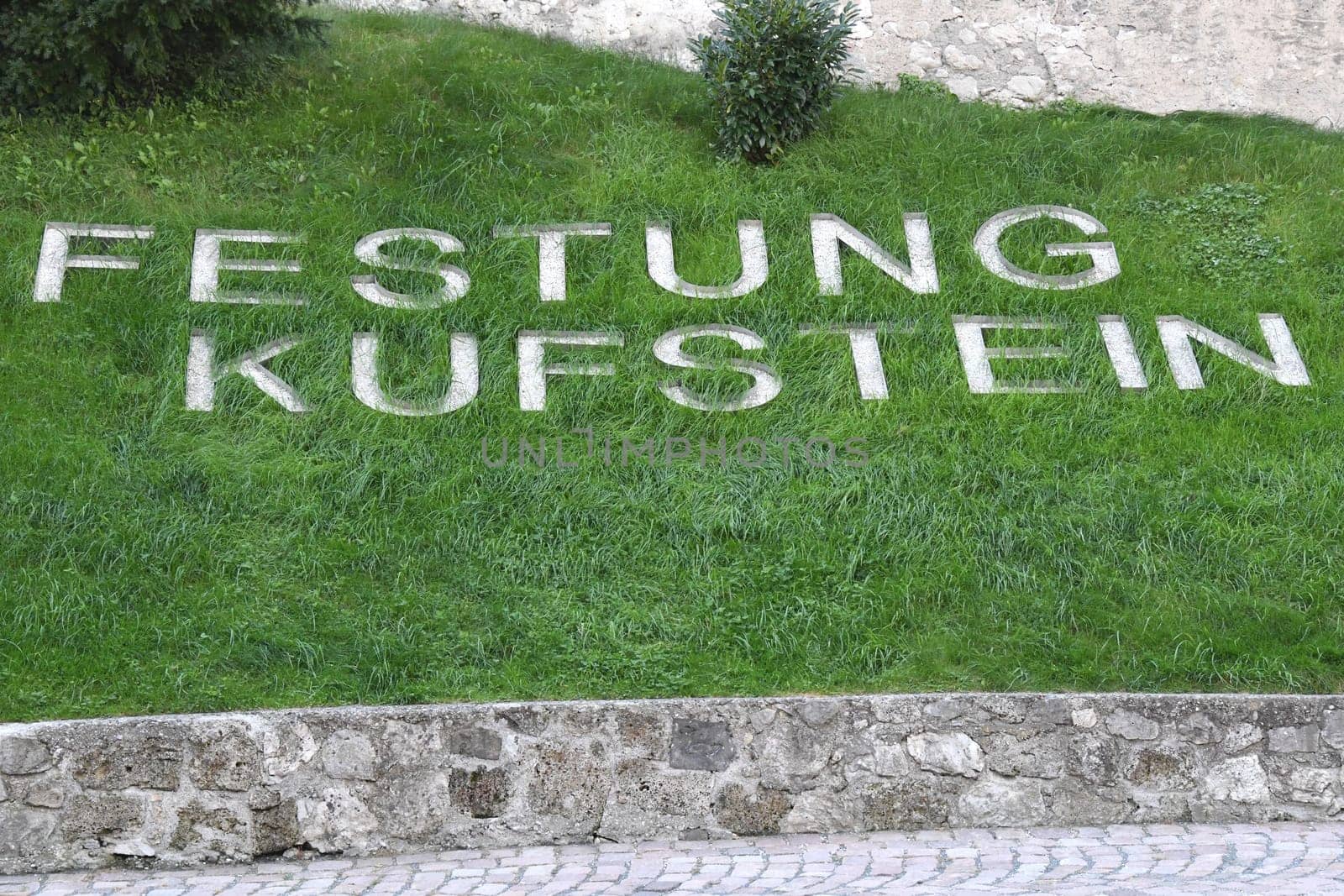 On January 1st at 0:10 am,the largest open-air organ in the world,the Heldenorgel,will give a concert at the Kufstein Fortress in Austria. The New Year's Concert can be heard all over town.