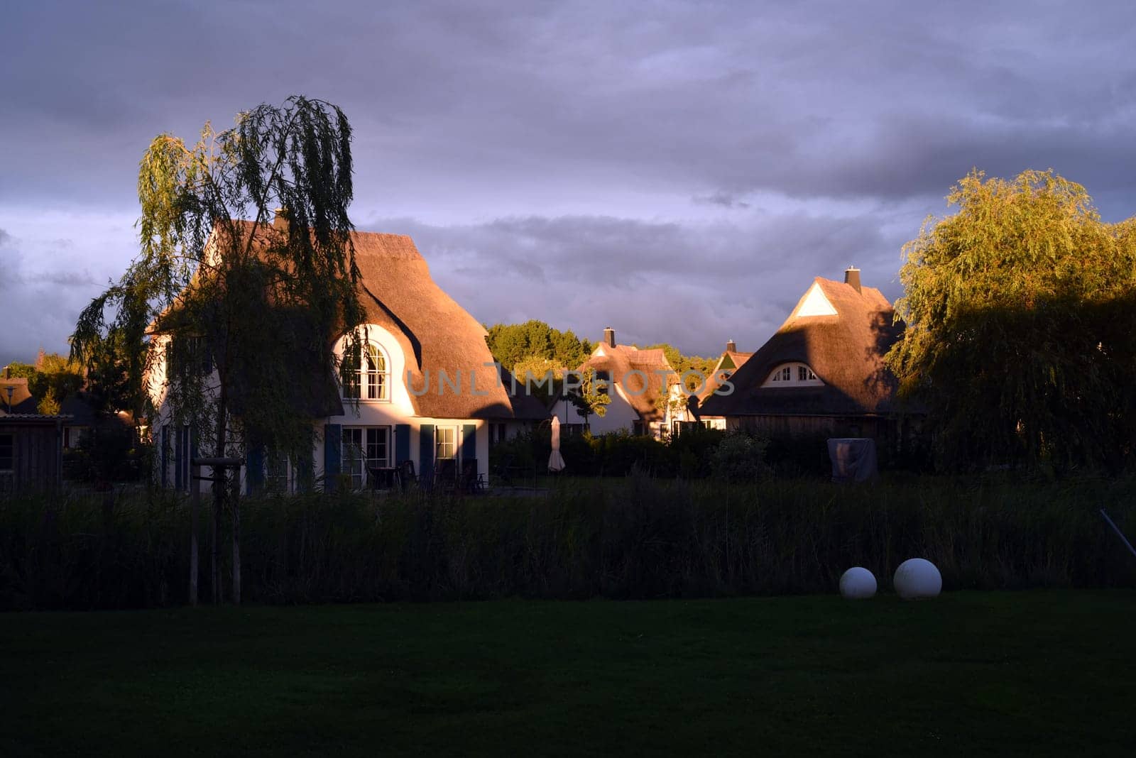 Friesenhaueser with thatched roof made of reeds.