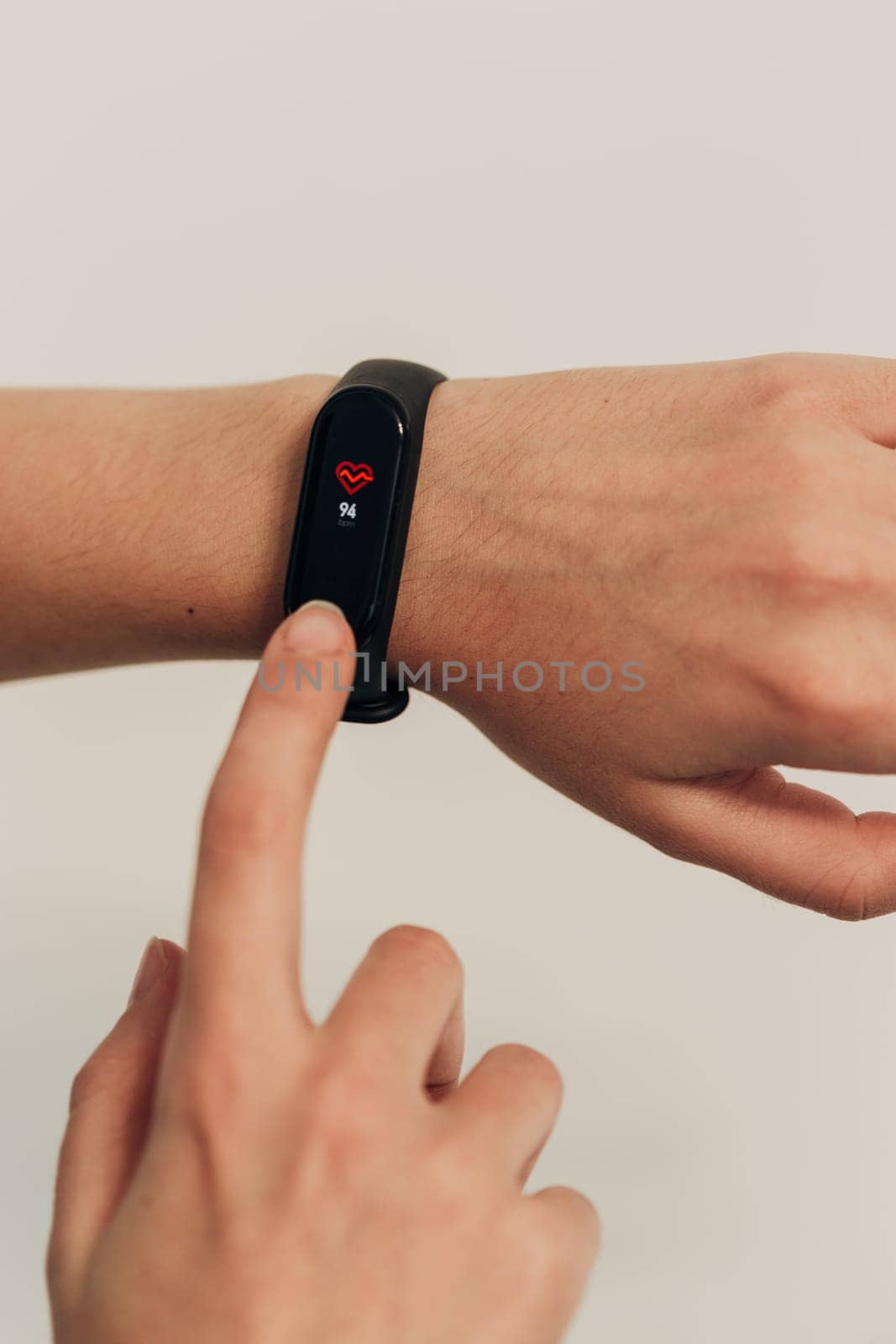 The smartwatch on the wrist measures the heartbeat. Pulse check.
