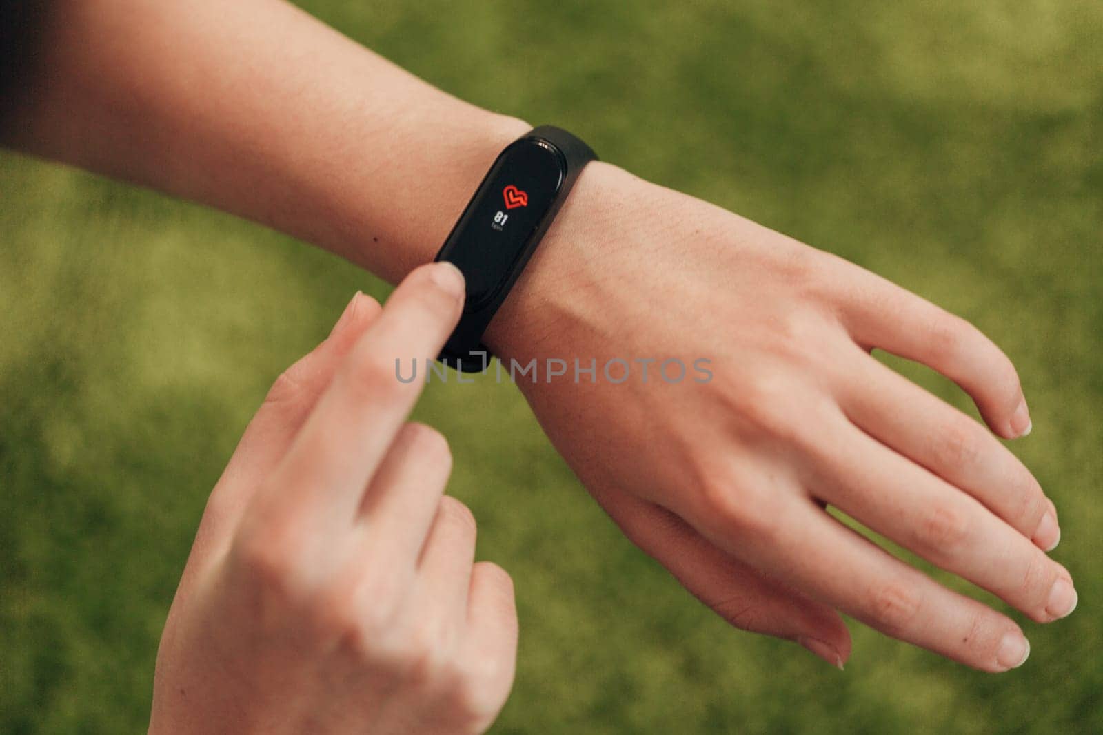 The smartwatch on the wrist measures the heartbeat. Pulse check.